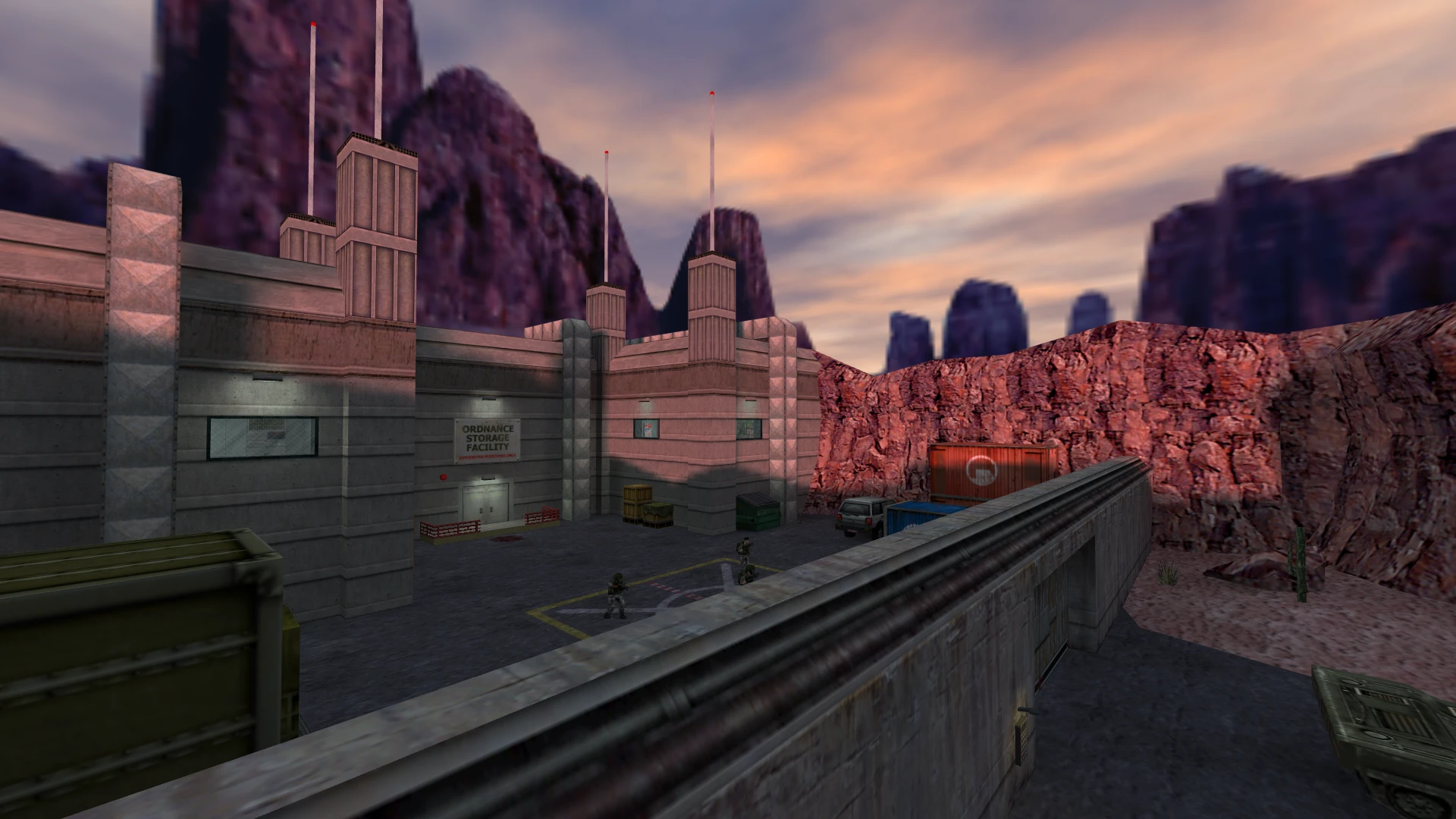 Screenshot des Half-Life-Mods Insecure mit Wüstenbasis, bewaffneten Wachen und Containern bei Sonnenuntergang