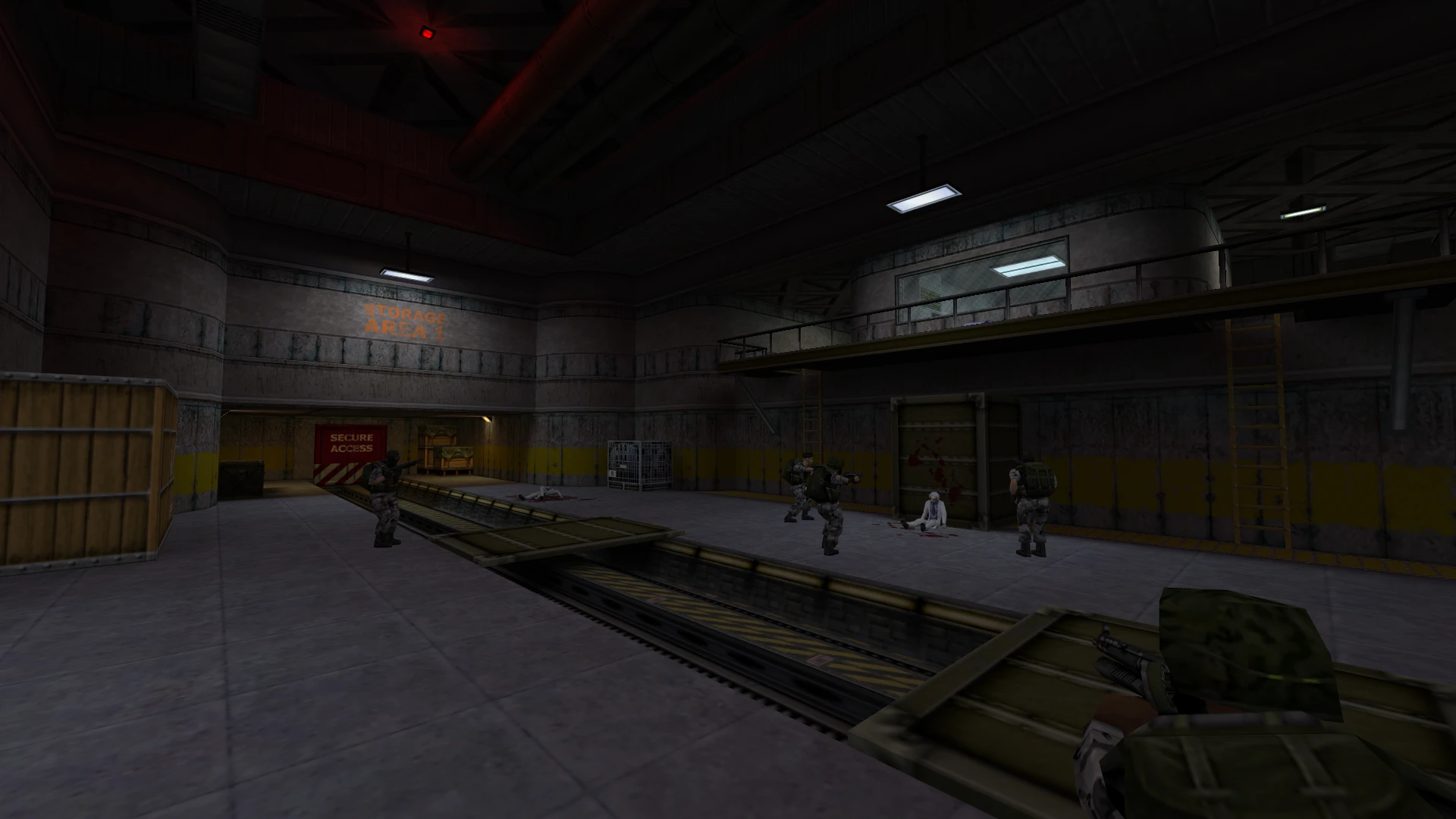 Soldaten zielen mit Waffen auf eine weiße humanoide Gestalt, die auf dem Boden in einem schwach beleuchteten Lagerbereich des Half-Life-Mods sitzt