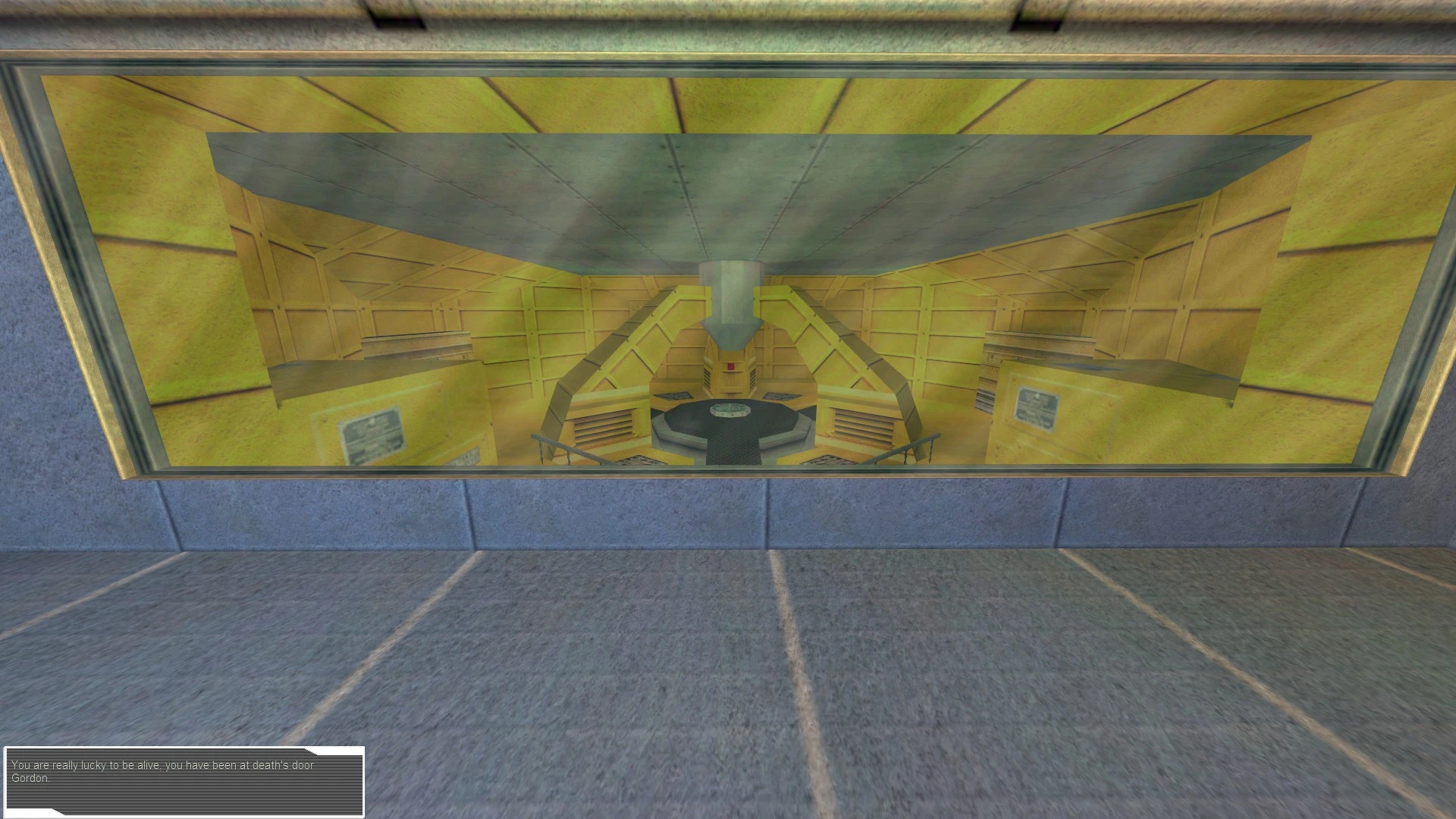 Blick auf einen gelben Industrie-Beobachtungsraum durch Glas im Half-Life Invasion Mod