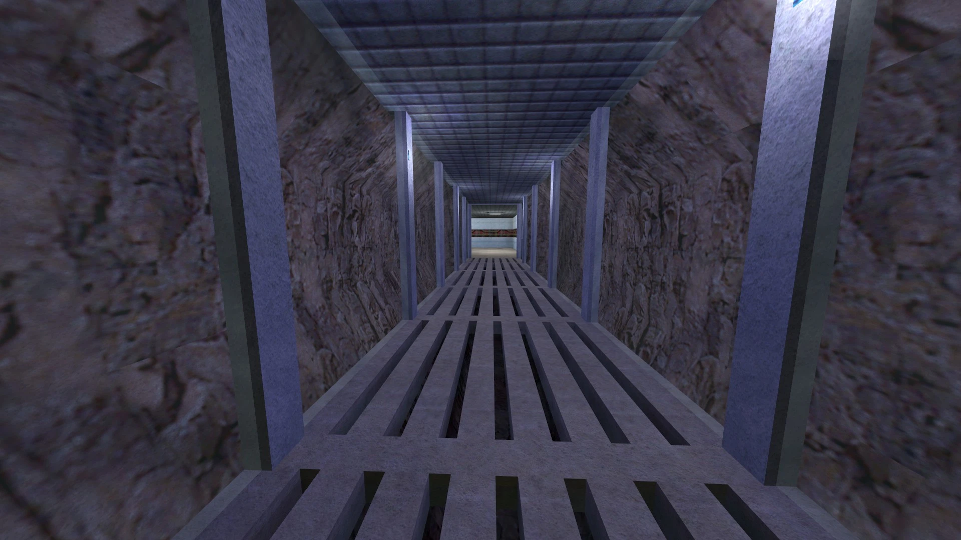 Spiel-Screenshot eines schmalen Industrie-Tunnels mit Metallrostboden und steinernen Wänden