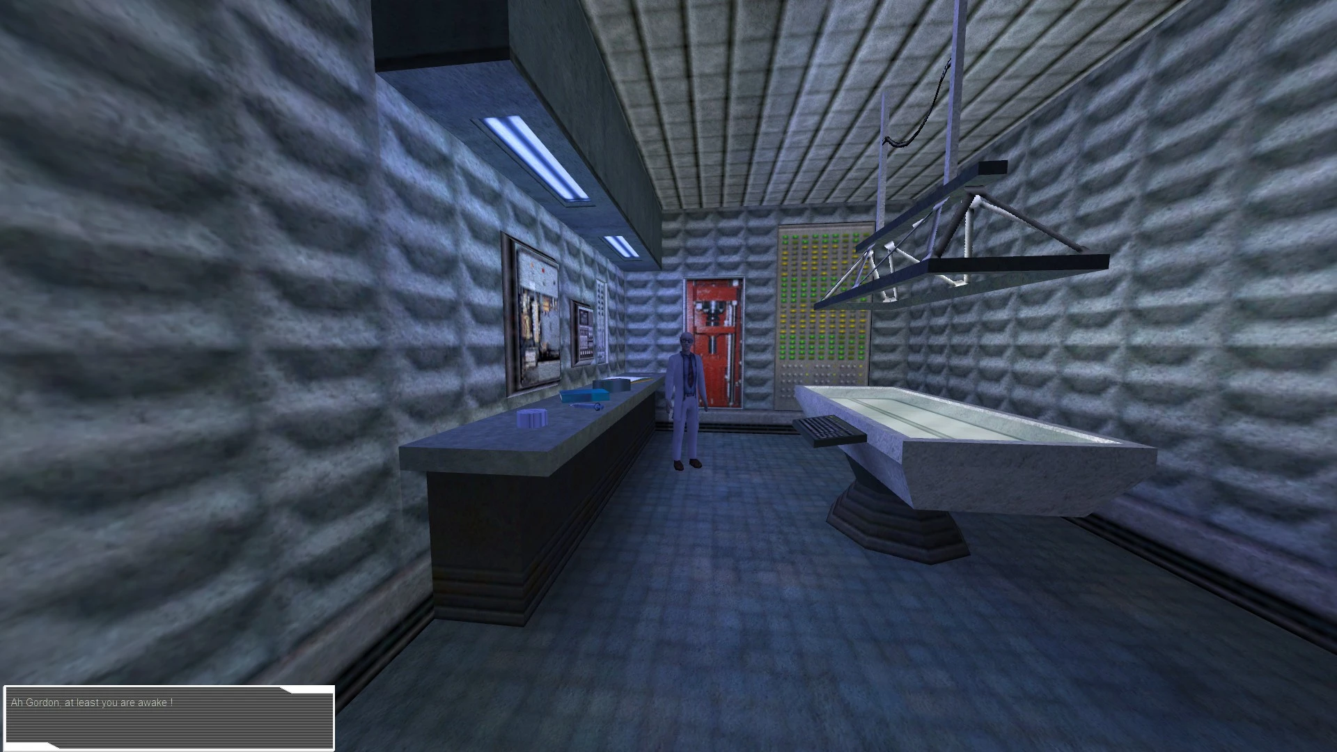 Innenraum eines gesicherten Laborraums mit Wissenschaftler neben Steuerungstafeln und Untersuchungstisch im Half-Life-Mod