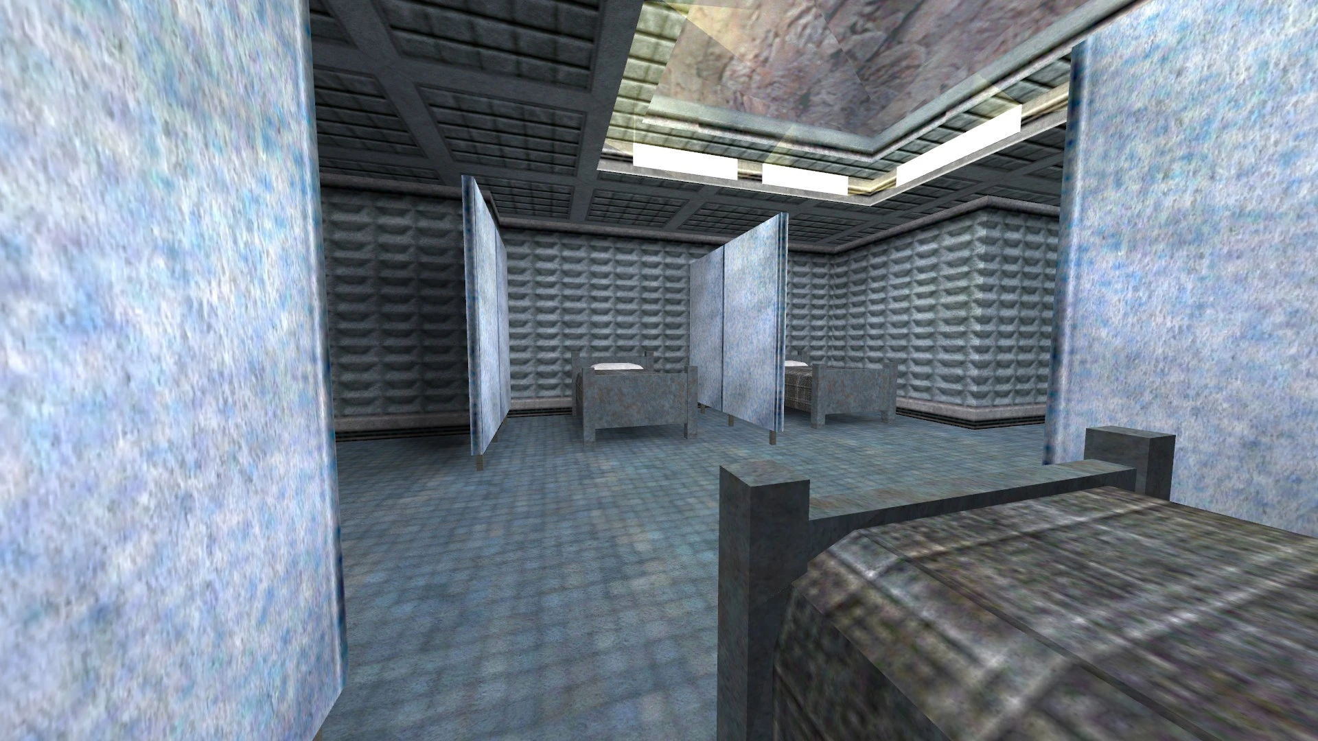 Innenansicht einer Krankenhausstation mit mehreren Betten und blauen Trennwänden im Half-Life Invasion Definitive Edition Mod