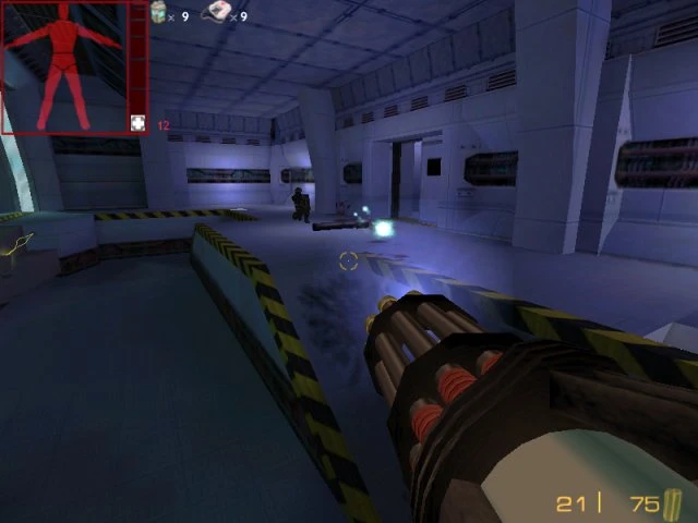 Vista en primera persona disparando con minigun en un pasillo futurista del mod Half-Life Invasion