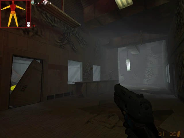 Vista en primera persona sosteniendo un arma dentro de un pasillo industrial con poca luz en el mod Half-Life Invasion