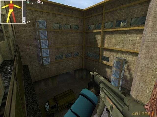 Vista del jugador sosteniendo un rifle en un patio industrial en el mod Half-Life Invasion