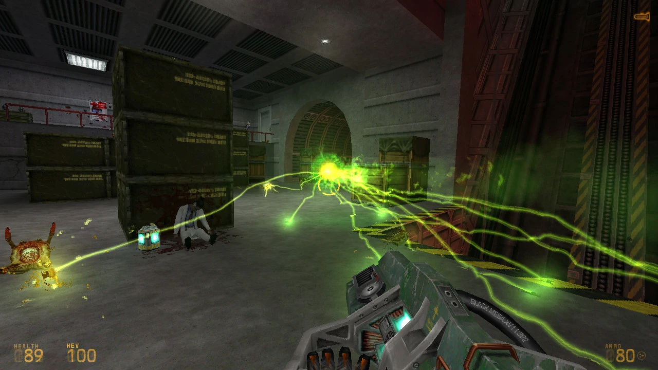 Игрок в Half-Life: MMod сражается с инопланетным существом, используя оружие, излучающее зеленые энергетические лучи в складском помещении.