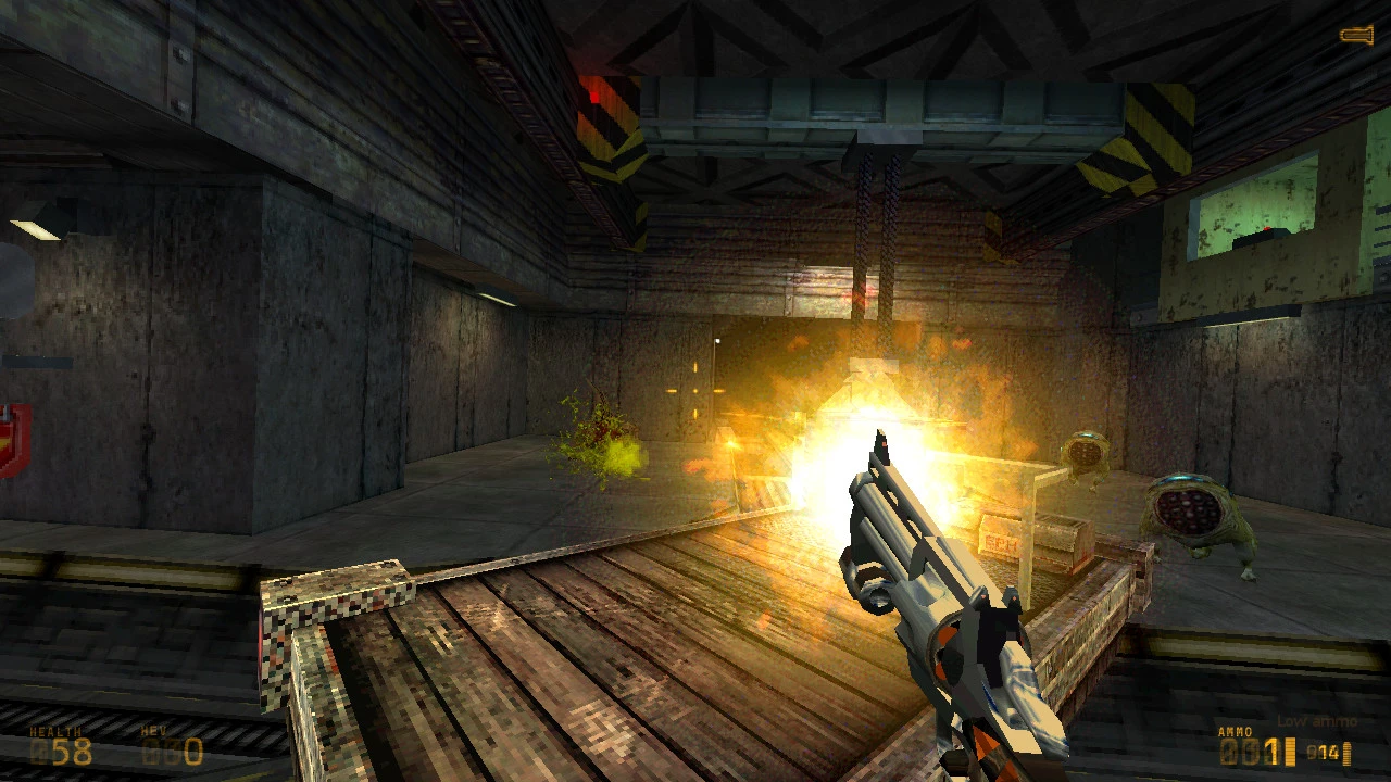 Сцена из Half-Life: MMod, где игрок стреляет из револьвера по пришельцам в промышленной зоне