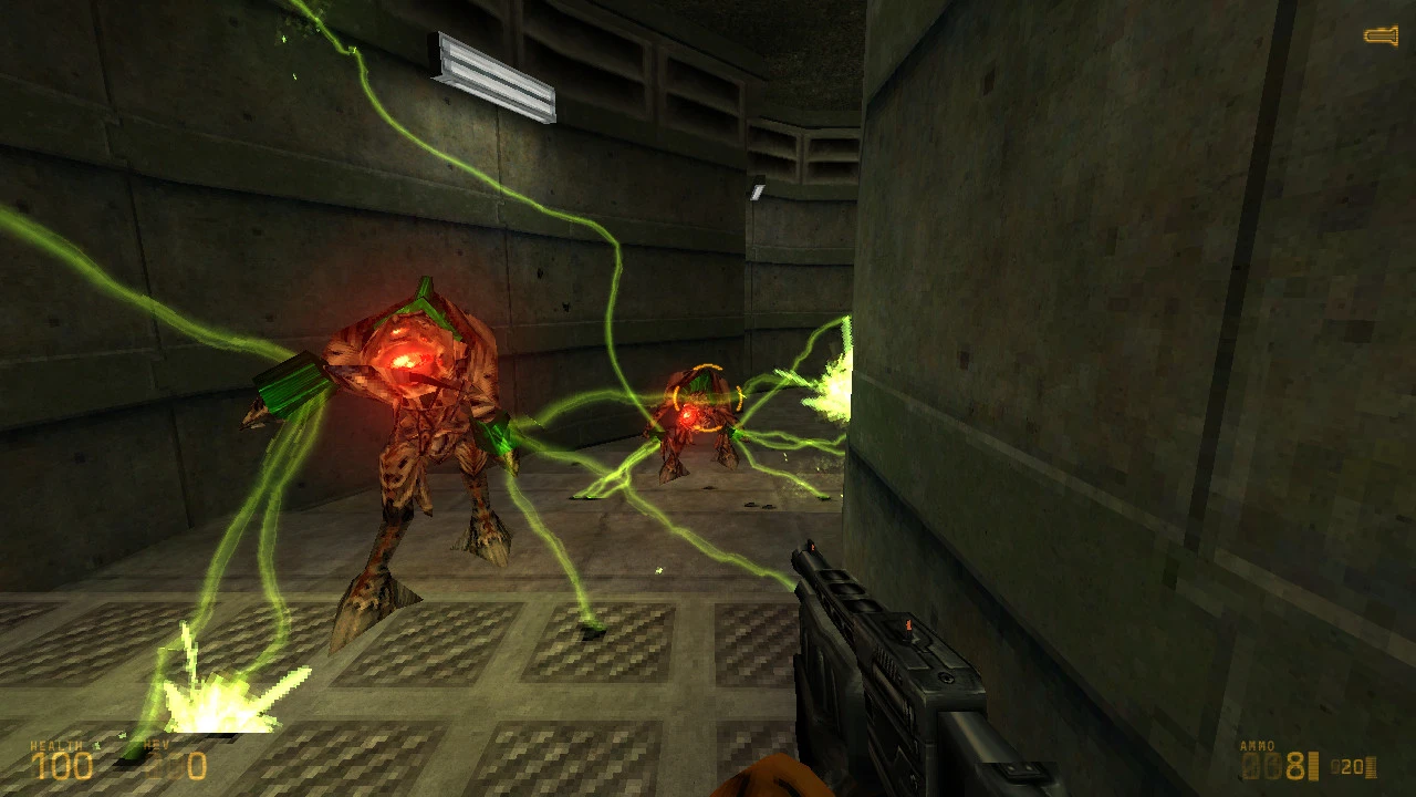 В Half-Life MMod игроки сражаются с пришельцами в тускло освещенном коридоре, используя зеленые энергетические лучи и пистолет.