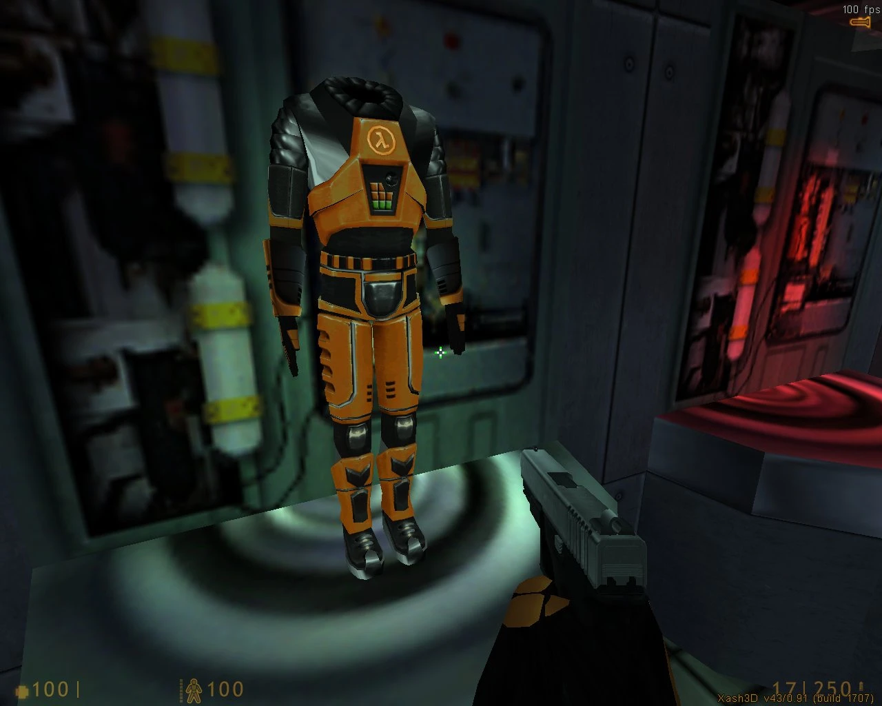 Vista dentro del juego mostrando un traje HEV detallado en una instalación con una pistola apuntando en el mod Half-Life Overhaul Pack
