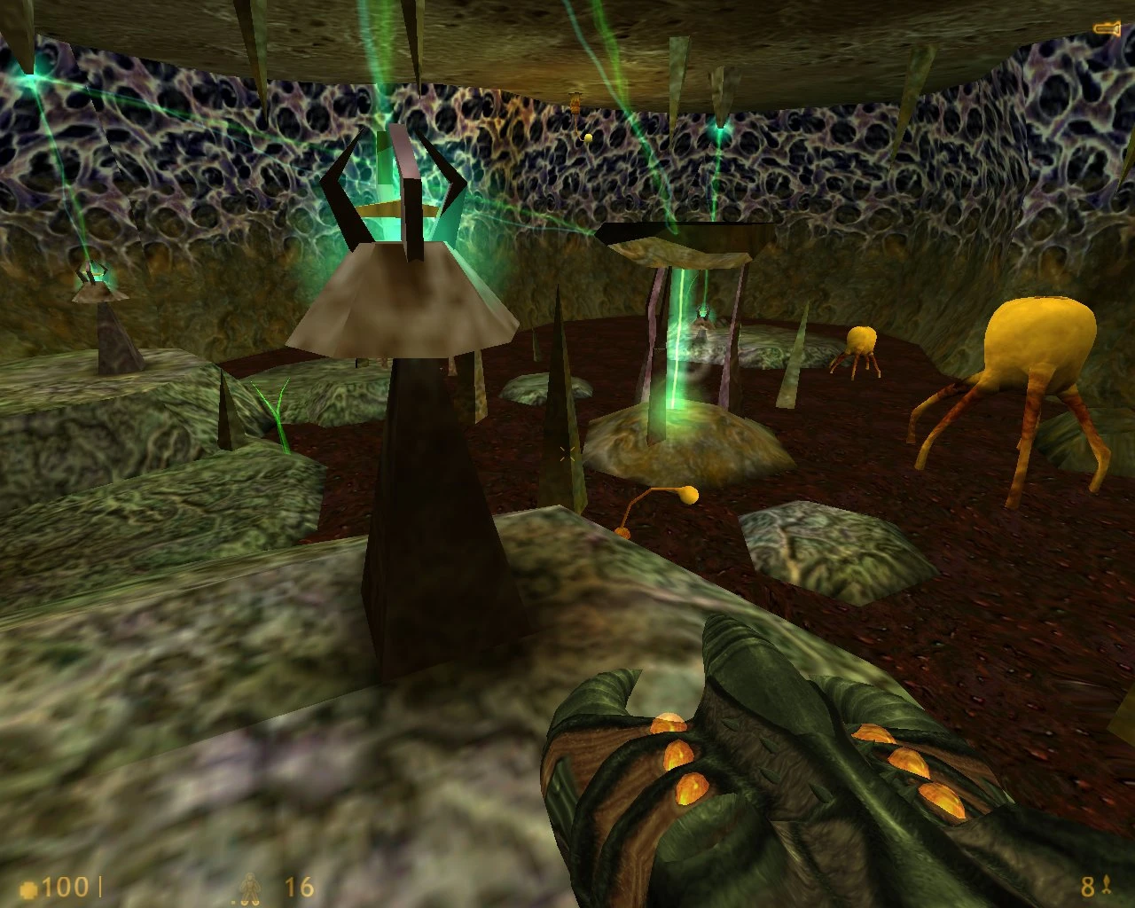 Vista en primera persona mostrando criaturas alienígenas y rayos verdes brillantes dentro de una caverna del mod Half-Life Overhaul Pack