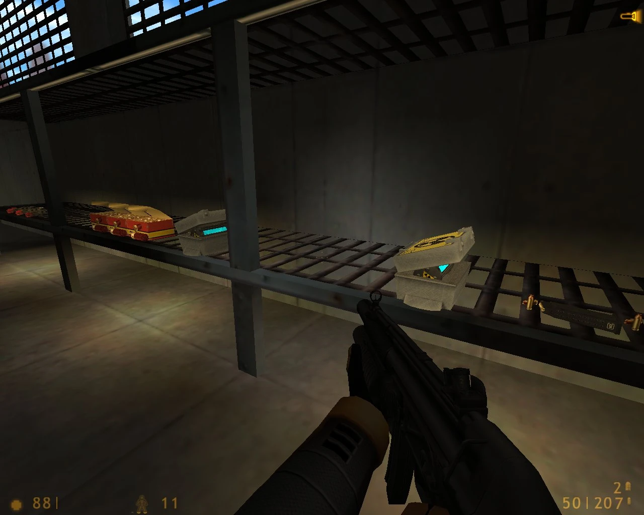 Vista en juego con escopeta del jugador apuntando a estantería metálica con municiones y cajas de armas en habitación poco iluminada