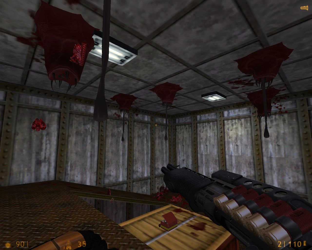 Pantalla con escopeta y munición junto a criaturas sangrientas en el techo de una habitación metálica en el mod Half-Life Overhaul Pack