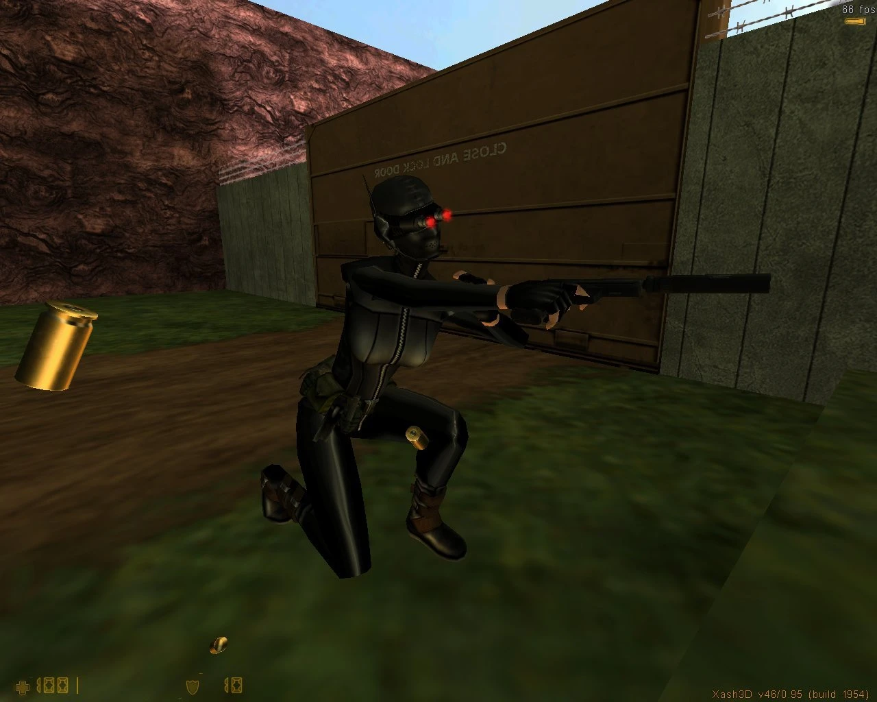Personaje con traje táctico negro arrodillado apuntando con pistola silenciada con ojos rojos brillantes junto a una puerta metálica oxidada en mod Half-Life