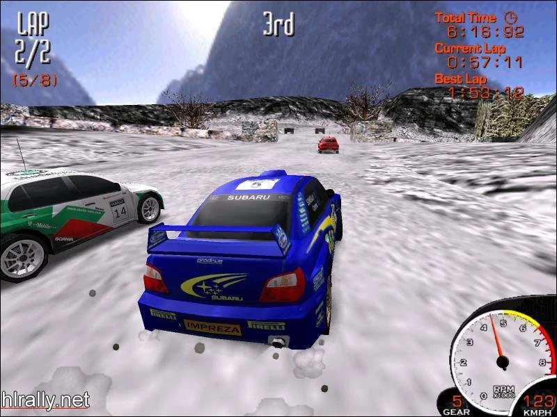 Скриншот игры с синим Subaru Impreza на снежной трассе в раллийном моде Half-Life