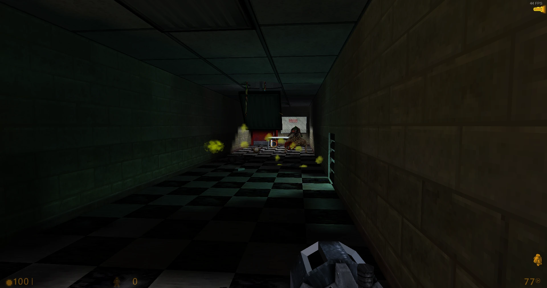 Gracz napotyka wrogą obcą istotę w ciemnym korytarzu z czarno-białą podłogą w modzie Half-Life Randomizer