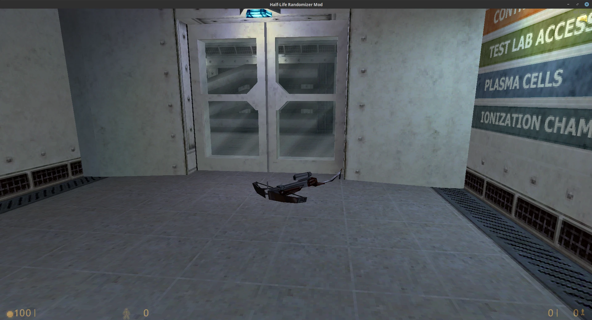 Kusza leżąca na podłodze przed metalowymi podwójnymi drzwiami z oznaczeniami dostępu do laboratorium w modzie Half-Life Randomizer