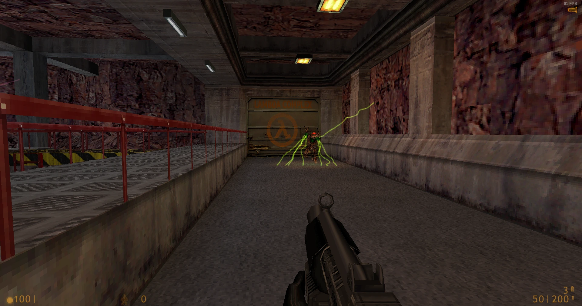 Gracz celuje z strzelby w wroga emitującego zieloną energię w ciemnym korytarzu kompleksu Lambda w modzie Half-Life Randomizer
