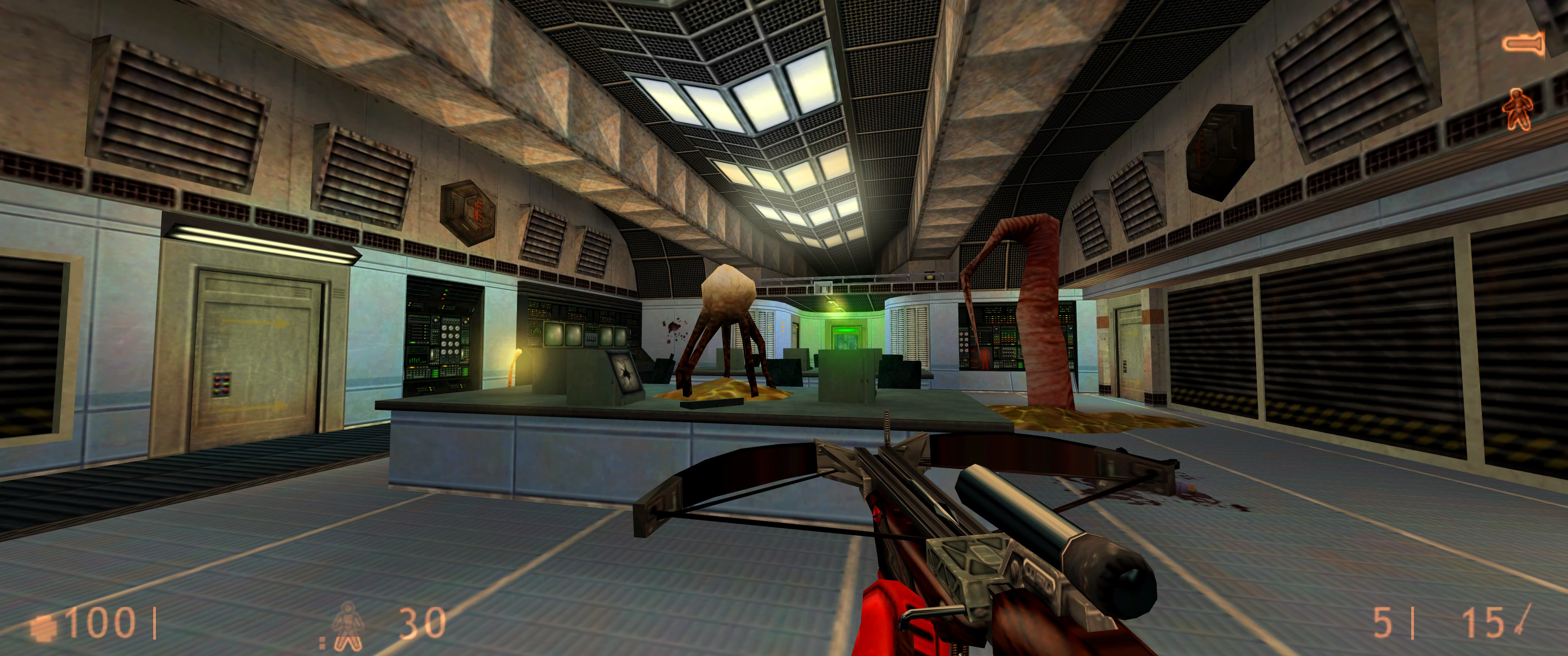 Vista en primera persona con ballesta apuntando en una sala de laboratorio con criaturas alienígenas en consolas en el mod Half-Life Recovery
