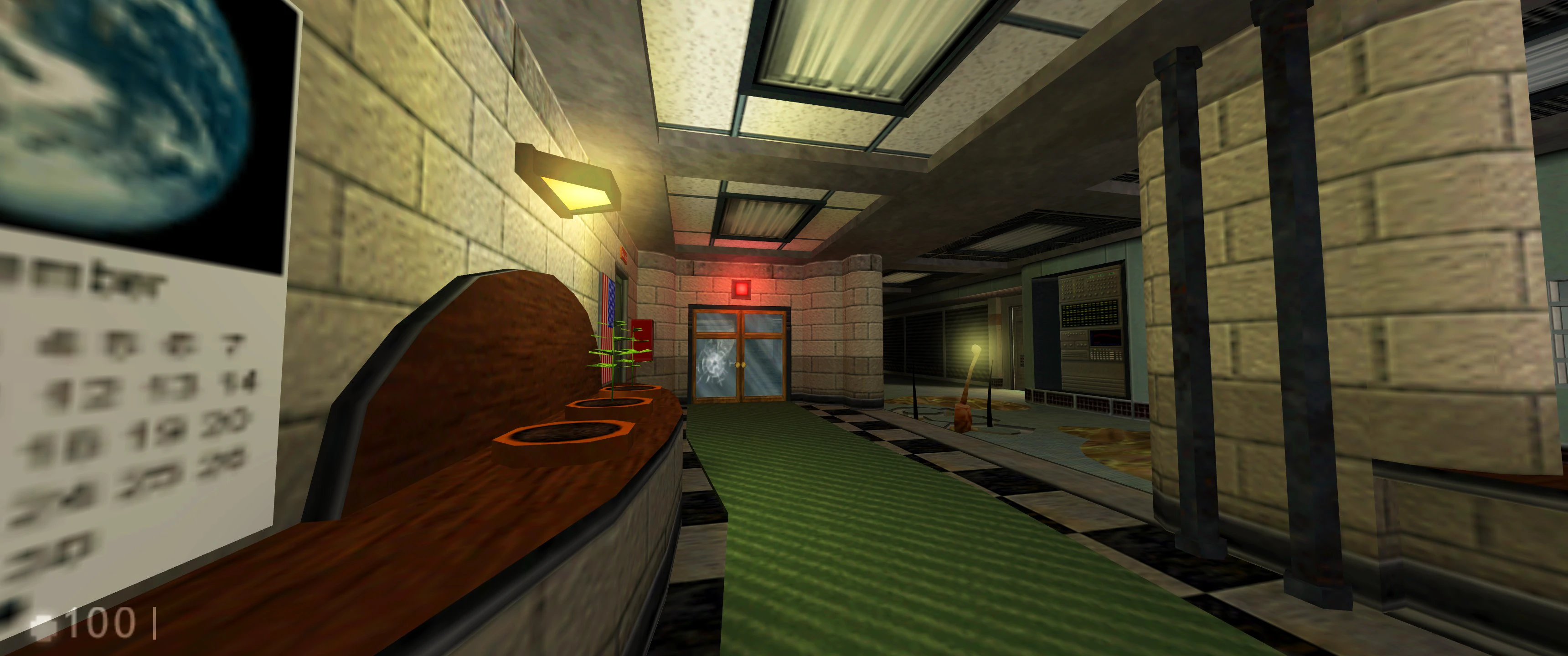 Pasillo amplio con alfombra verde, mostrador de recepción, luz de alarma roja y puertas de vidrio dañadas en el mod Half-Life Recovery