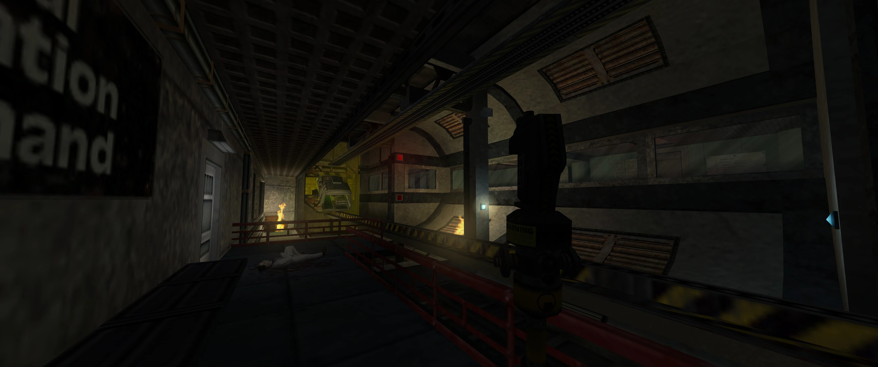 Vista de un corredor oscuro en el mod Half-Life: Recovery con un científico caído en el suelo y un tren al frente