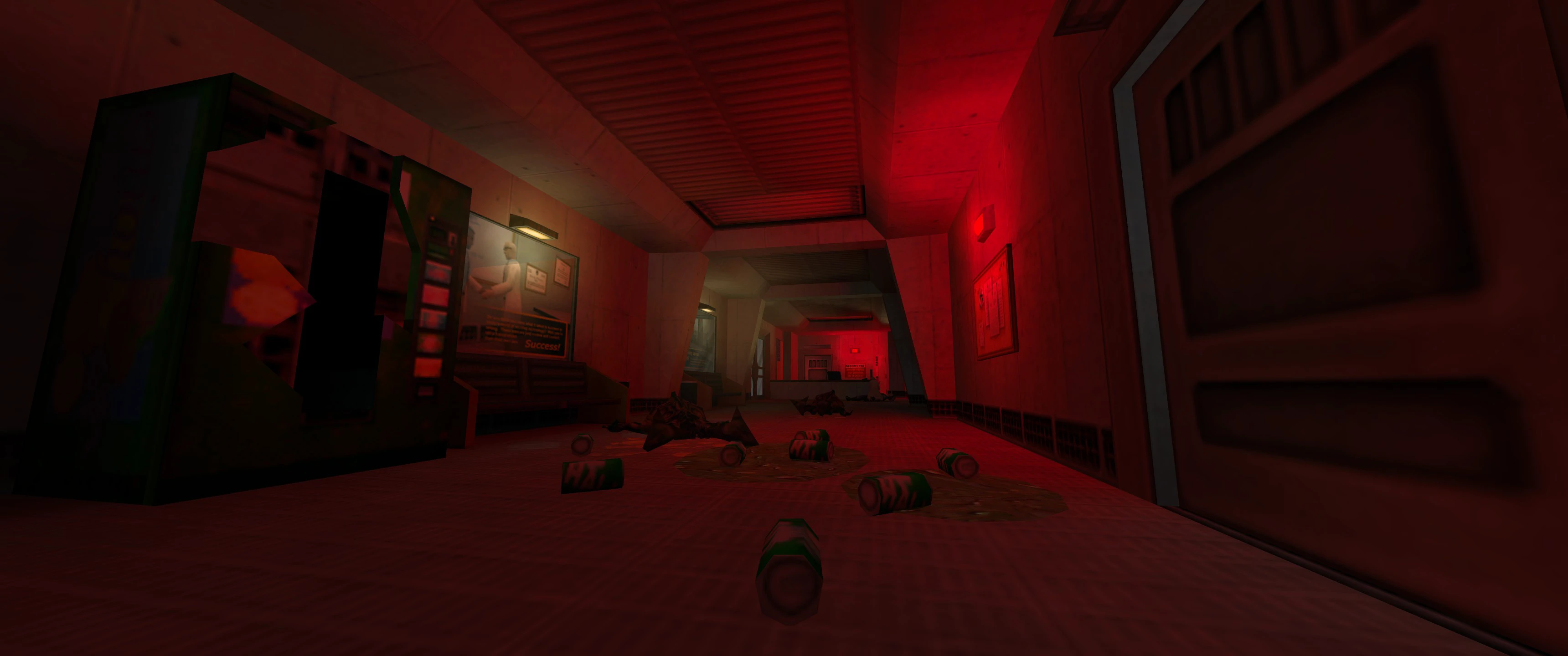 Pasillo iluminado en rojo oscuro del mod Half-Life Recovery con máquina expendedora volcada y latas esparcidas