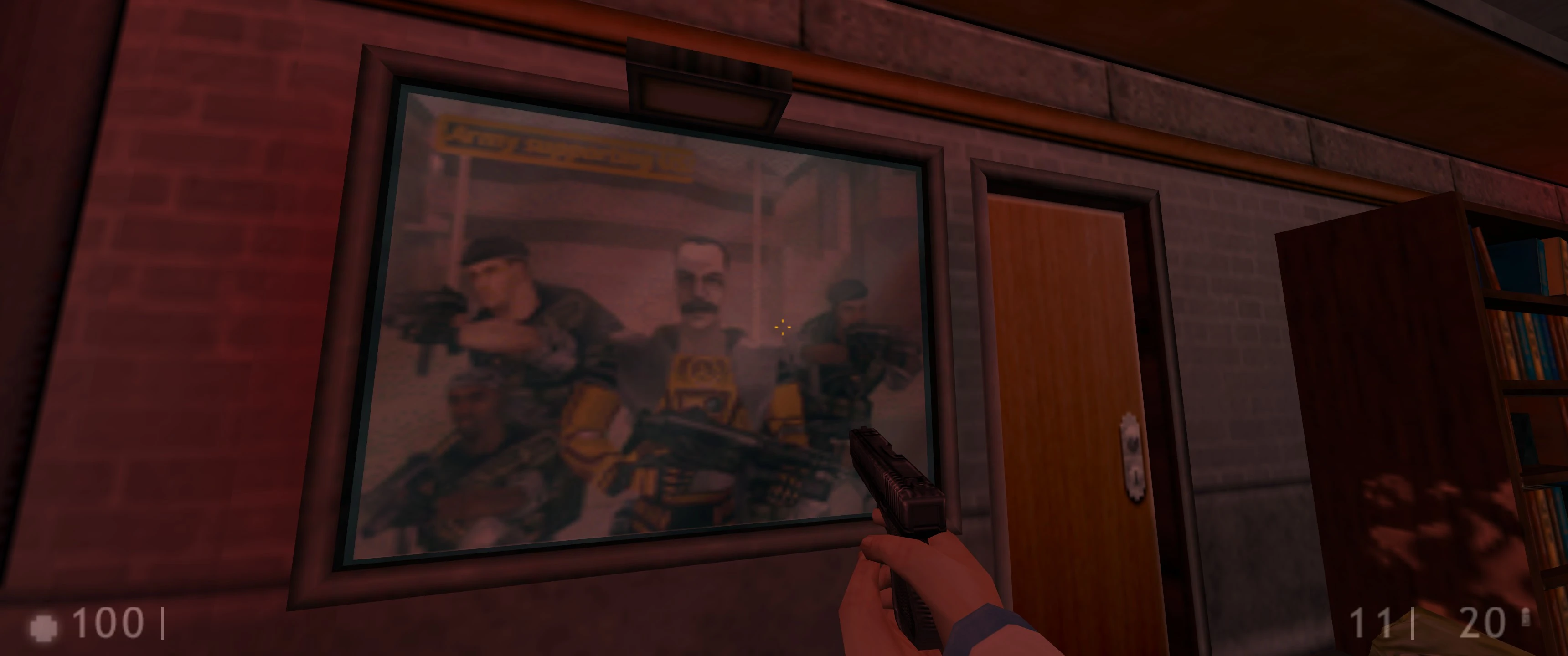 Jugador apuntando con una pistola a un póster enmarcado en el juego con soldados armados en una habitación con paredes de ladrillo