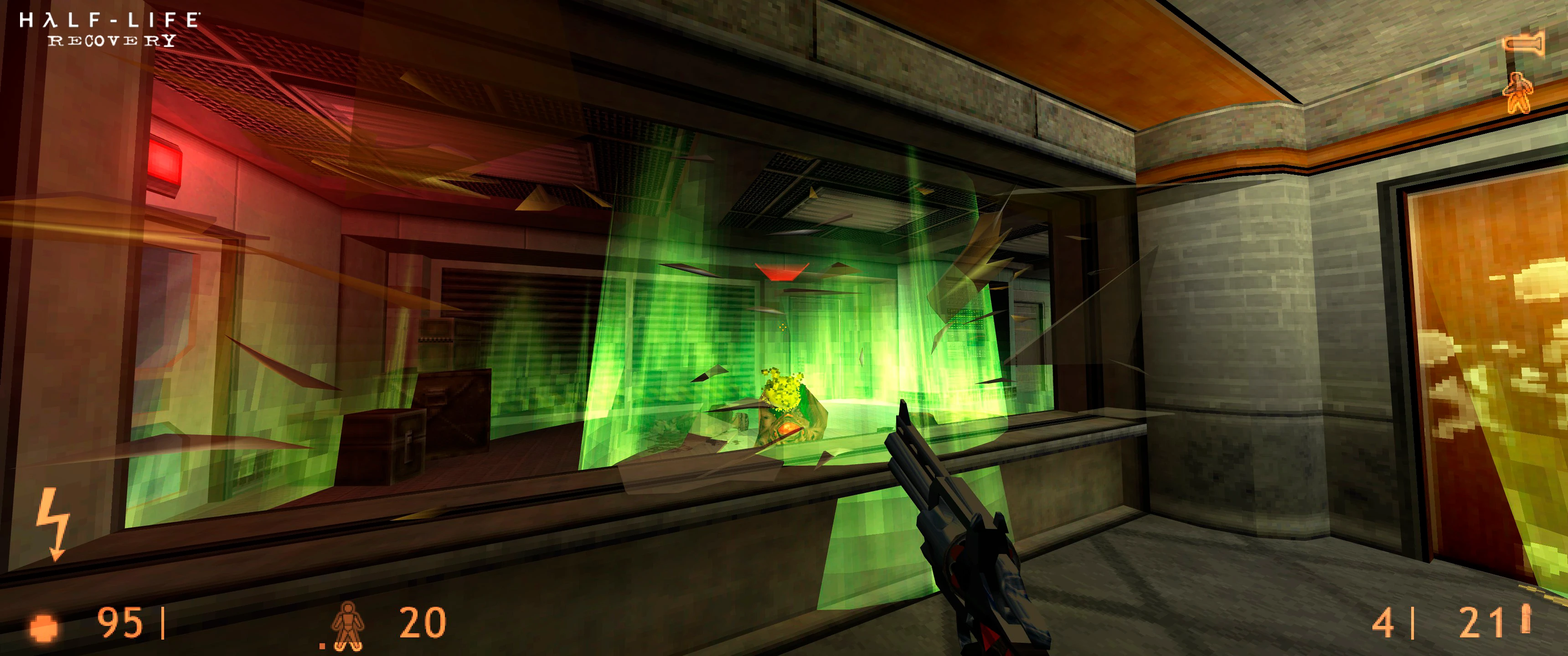 Vista en primera persona en el mod Half-Life Recovery con pistola apuntando a llamas tóxicas verdes tras vidrio