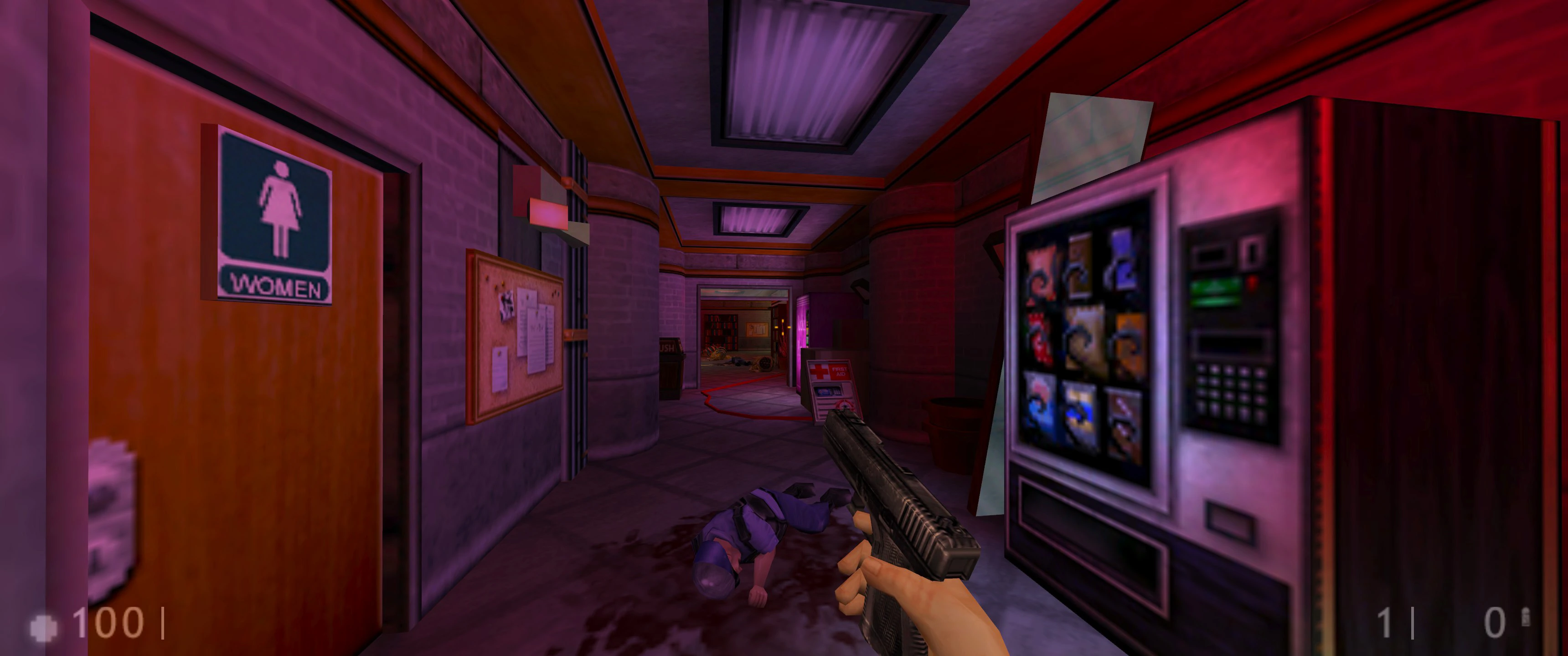 Vista en primera persona de una pistola apuntando por un pasillo poco iluminado con un soldado muerto y una máquina expendedora en el mod Half-Life Recovery