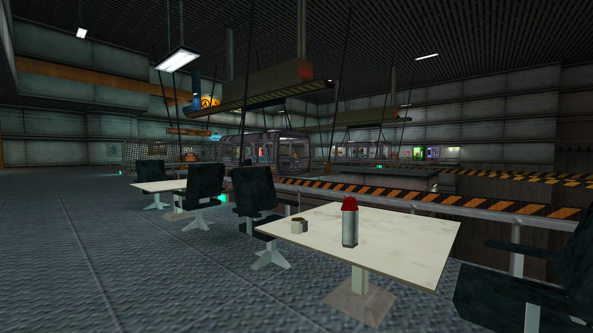 Metalowe wnętrze z stołami, krzesłami i unoszącymi się kapsułami transportowymi w modzie Half-Life Residual Life
