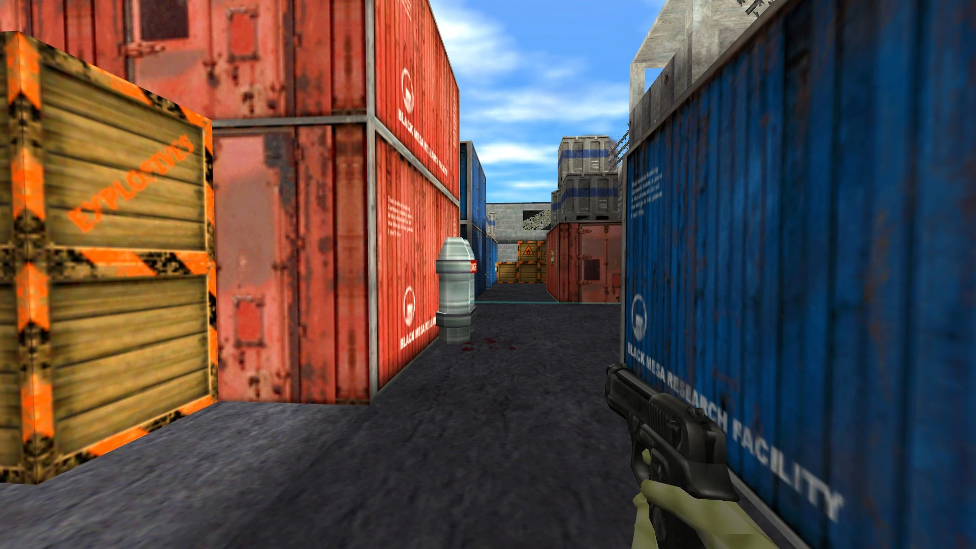 Erste-Person-Sicht mit Pistole im Half-Life Residual Point Mod zeigt engen Containerhof mit Explosivkisten