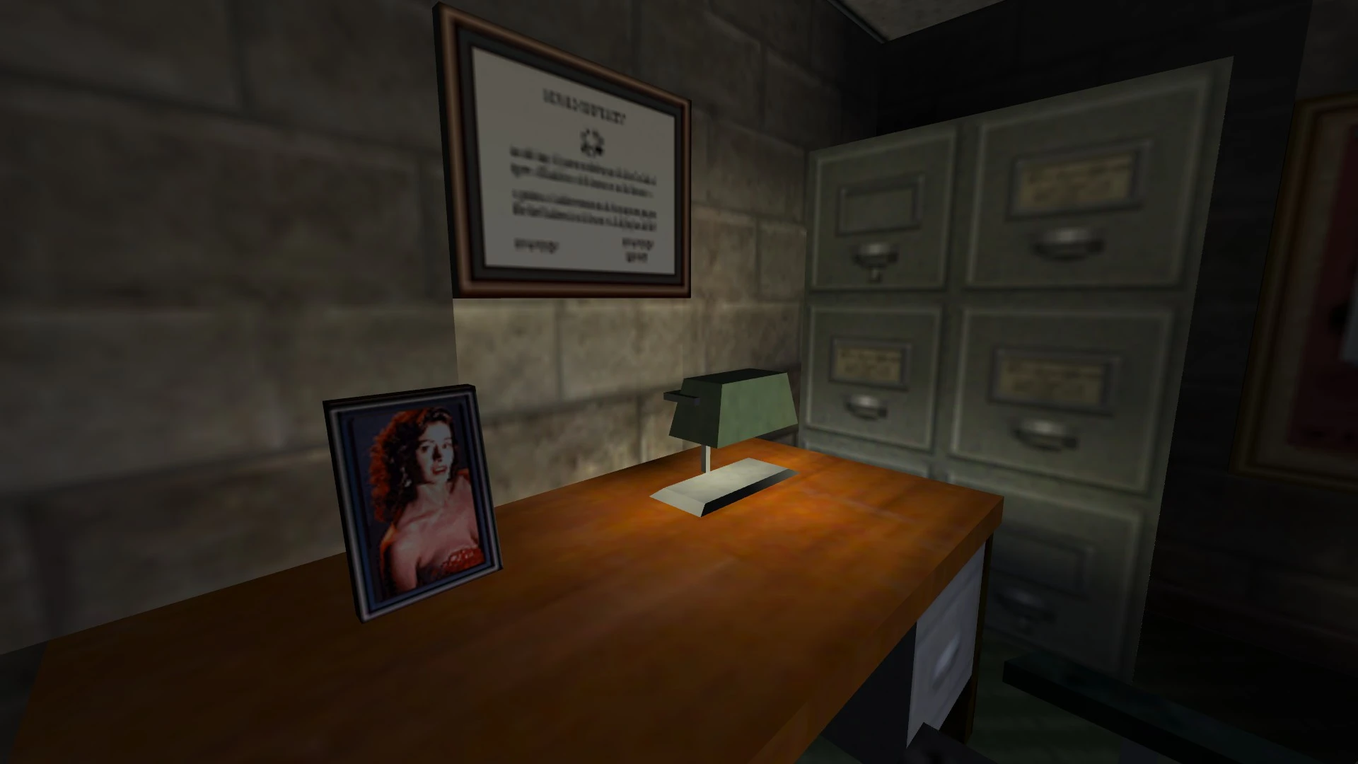 In-Game-Screenshot mit einem Holztisch, kleiner Lampe, Fotorahmen, Zertifikat an der Wand und Aktenschränken in einem dunklen Raum