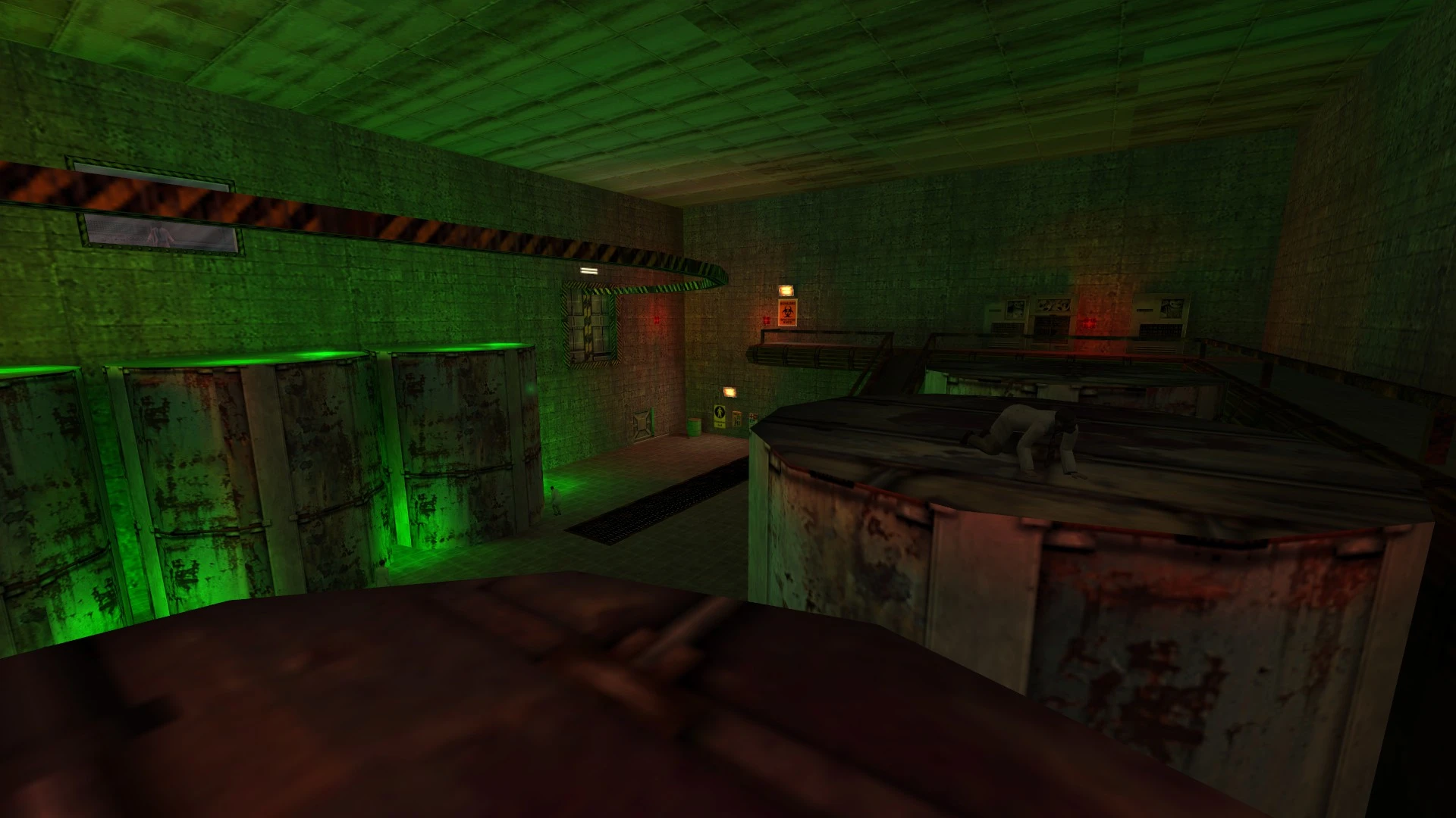 Schwach beleuchteter Raum mit großen verrosteten Containern und einer sich oben kriechenden Figur im Half-Life Residual Point Mod