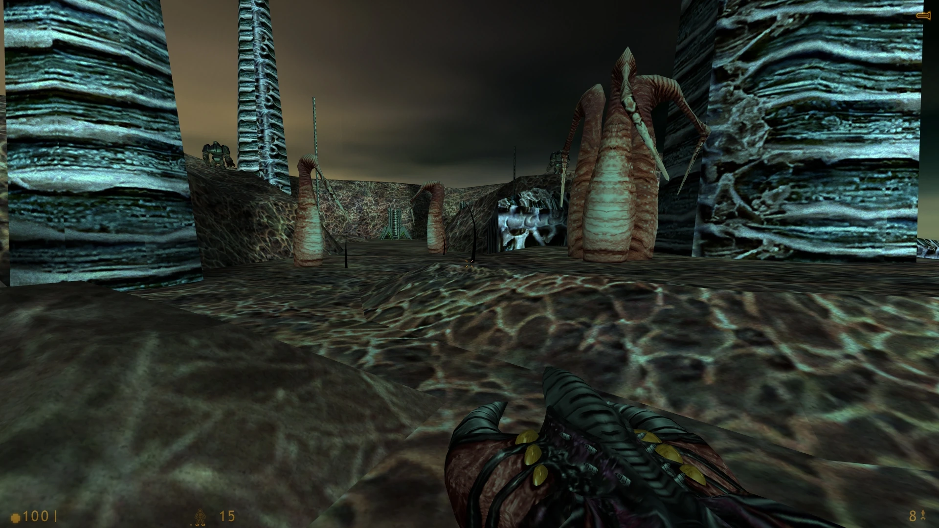 Widok z pierwszej osoby na obcy teren z dużymi organicznymi strukturami i istotami w Half-Life z modem ReSrced HD