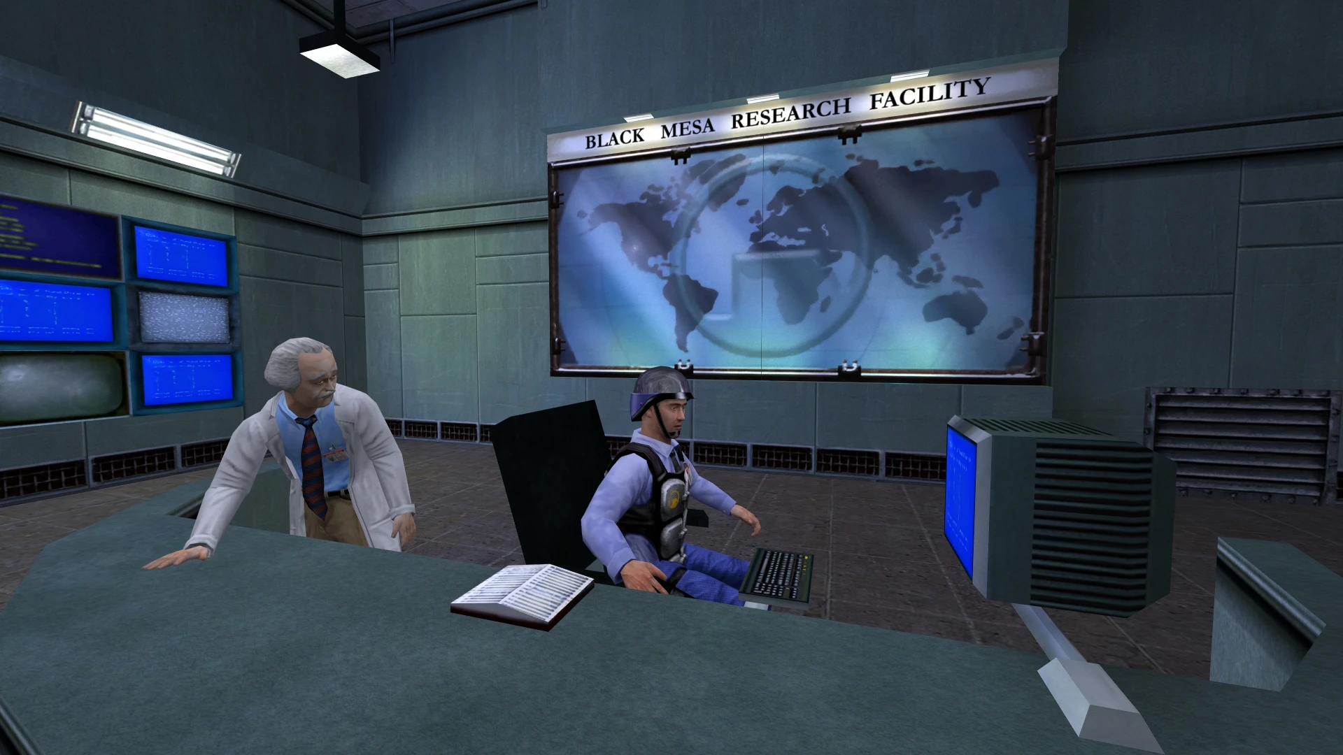 Scena z moda Half-Life HD z dwoma postaciami w sali badawczej Black Mesa z monitorami i mapą świata