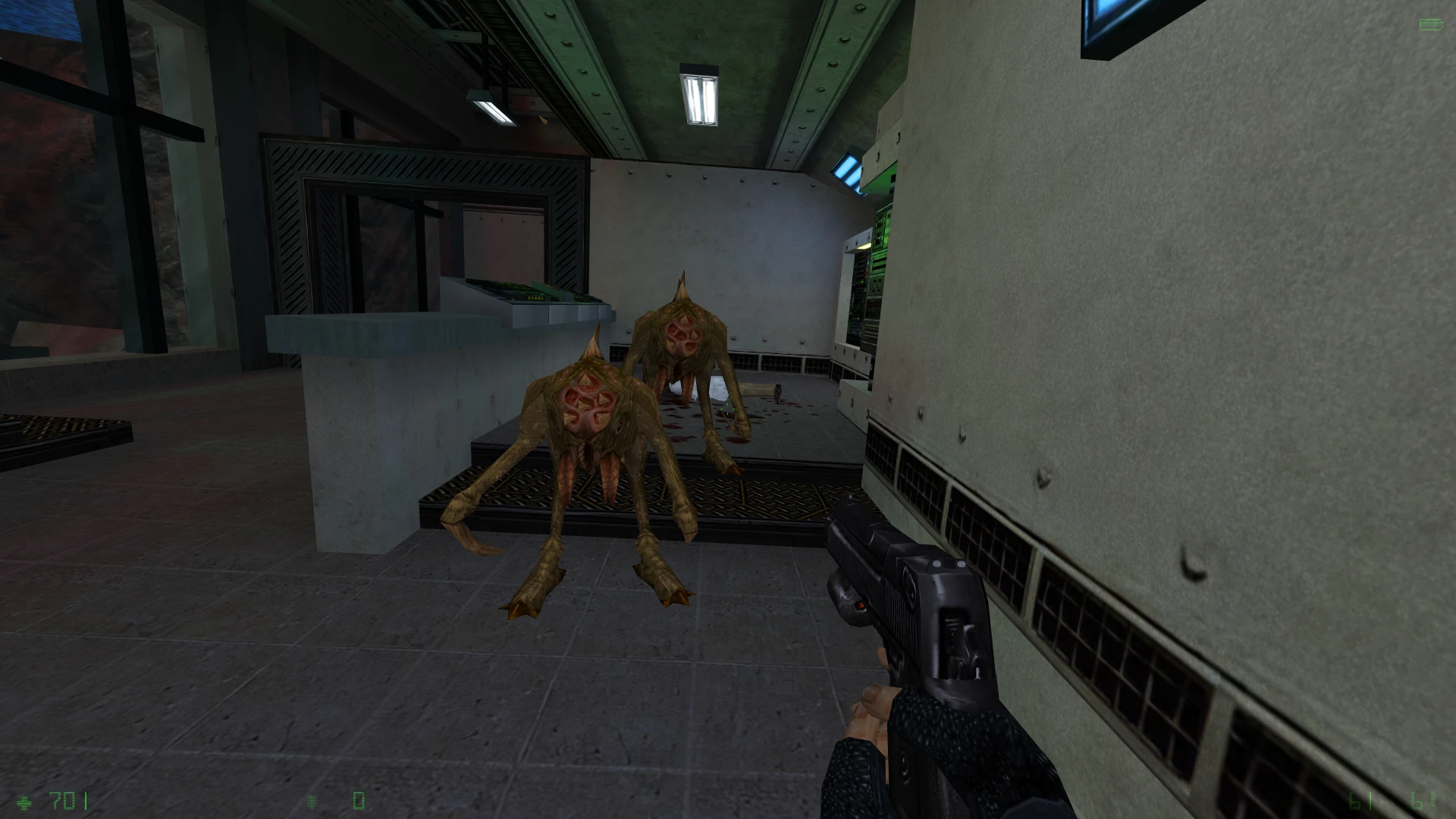 Gracz celuje pistoletem w dwa wrogie headcraby w słabo oświetlonym korytarzu przemysłowym w HD modzie Half-Life