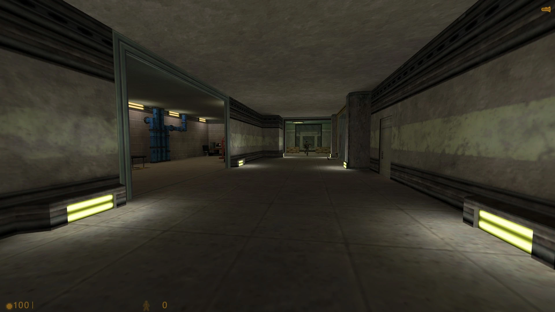 Zrzut ekranu z moda Half-Life Savior Complex pokazujący słabo oświetlony przemysłowy korytarz z odległą postacią