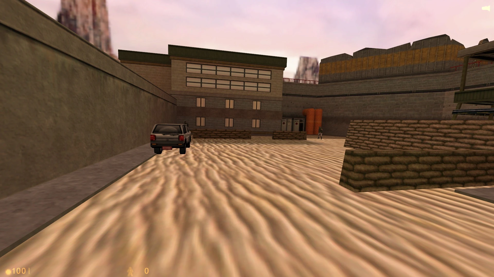 Mod Half Life Savior Complex przedstawia pustynną bazę wojskową z zaparkowanym autem i żołnierzem