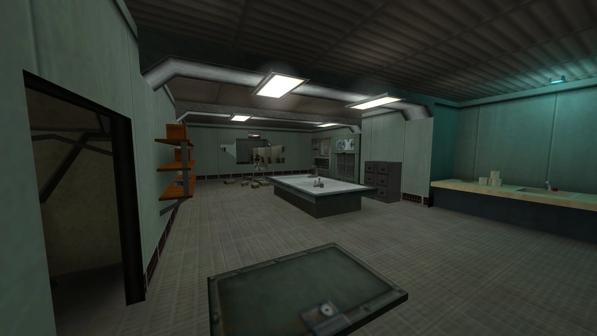Puste przemysłowe laboratorium z metalowym stołem, półkami, szafkami w modzie Half Life Savior Complex