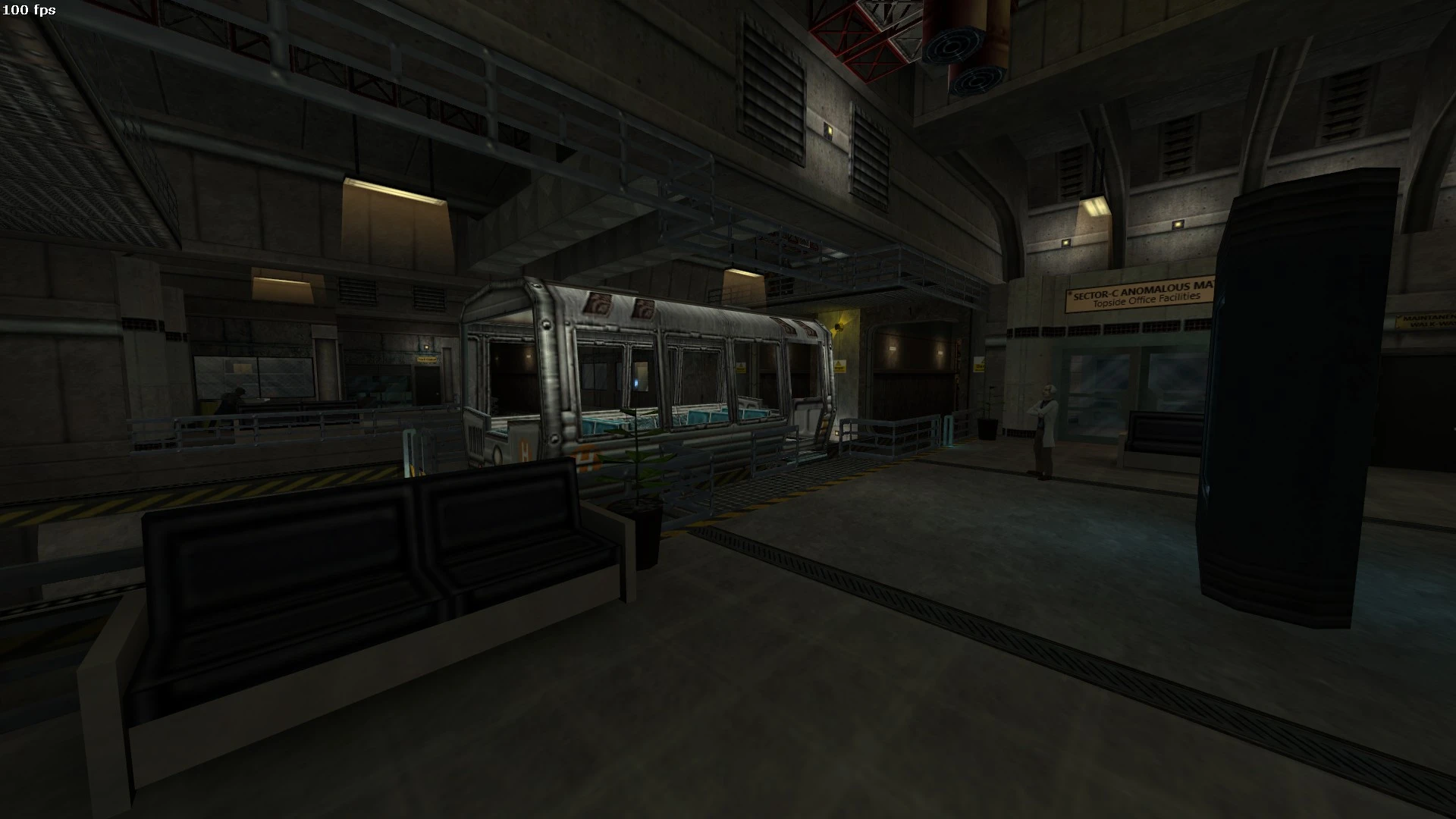Скріншот мода Half-Life Sleep-Deprived з тьмяно освітленою промисловою зоною, нерухомим трамваєм та NPC поруч