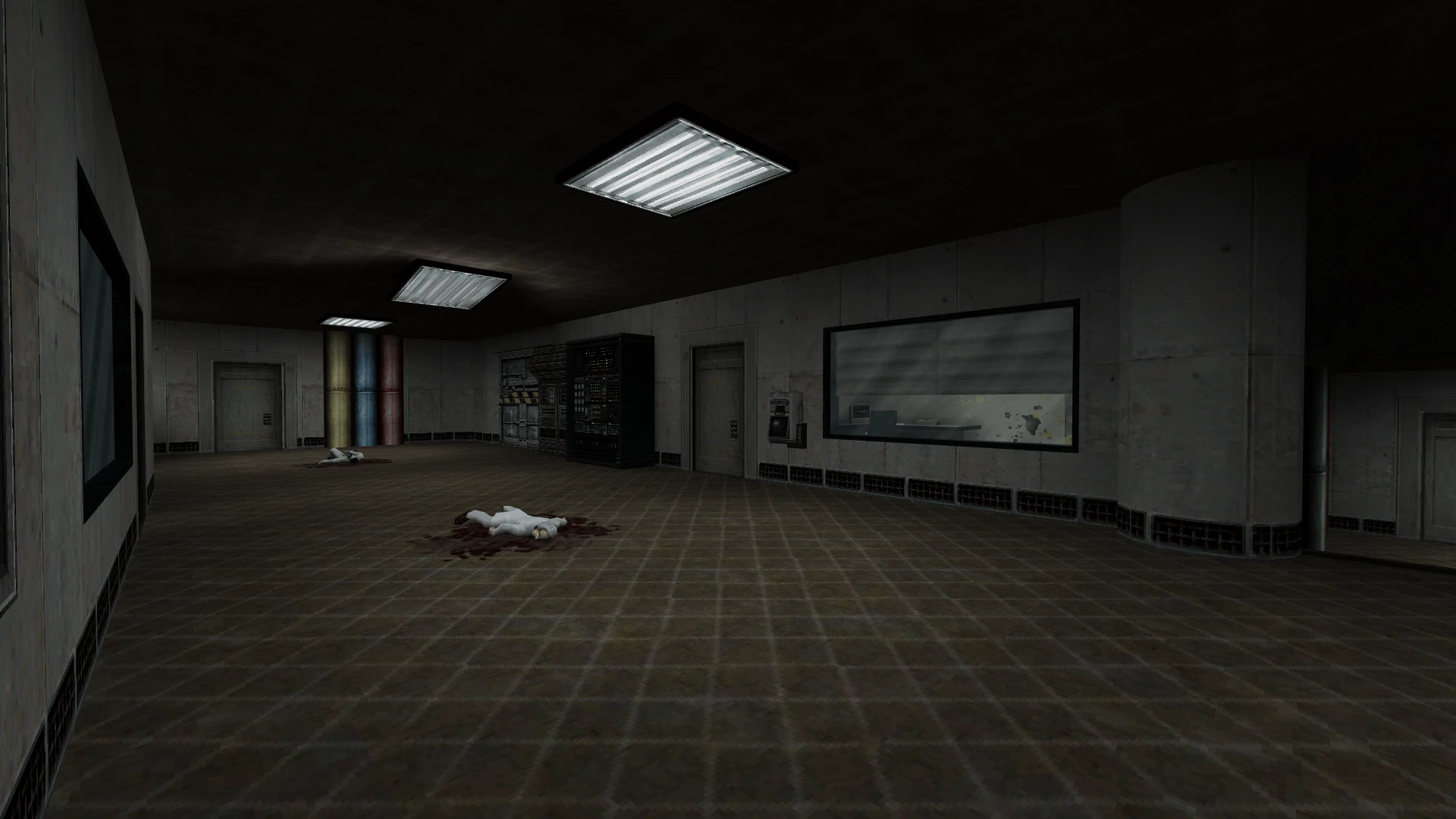 Внутренний вид тускло освещенной лаборатории с двумя мертвыми телами на окровавленном полу в модификации Half-Life Static Interference
