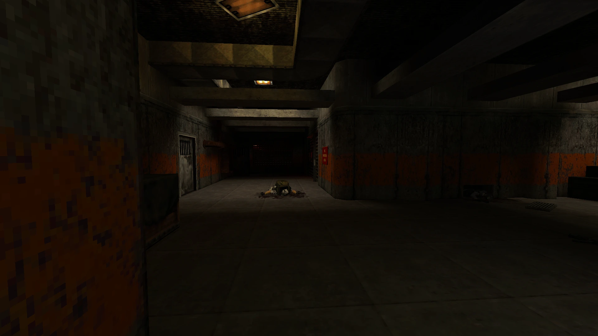 Слабо освещенный промышленный коридор с лежащим на земле солдатом в моде Static Interference для Half-Life