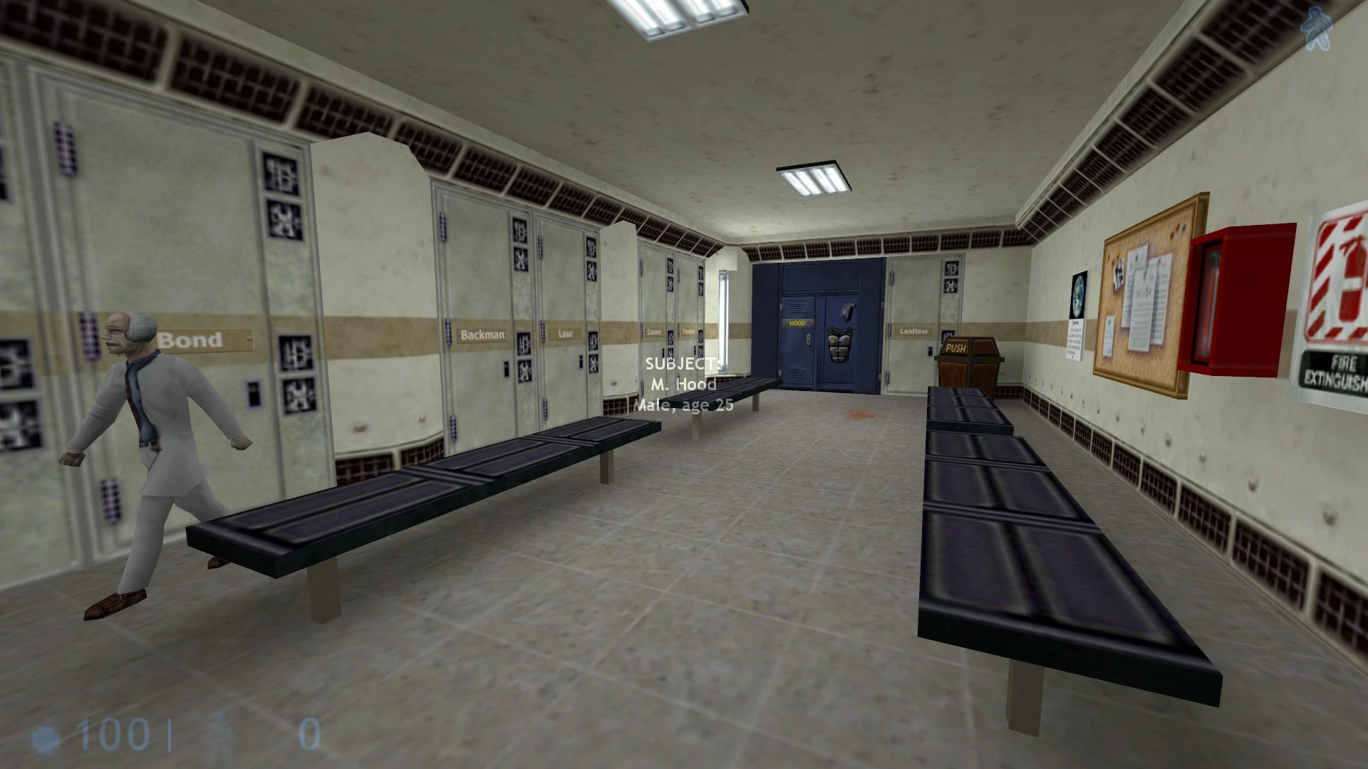 Сцена из мода Half-Life Static Interference с коридором лаборатории, скамейками, шкафчиками с надписями, учёным и синей охранной дверью