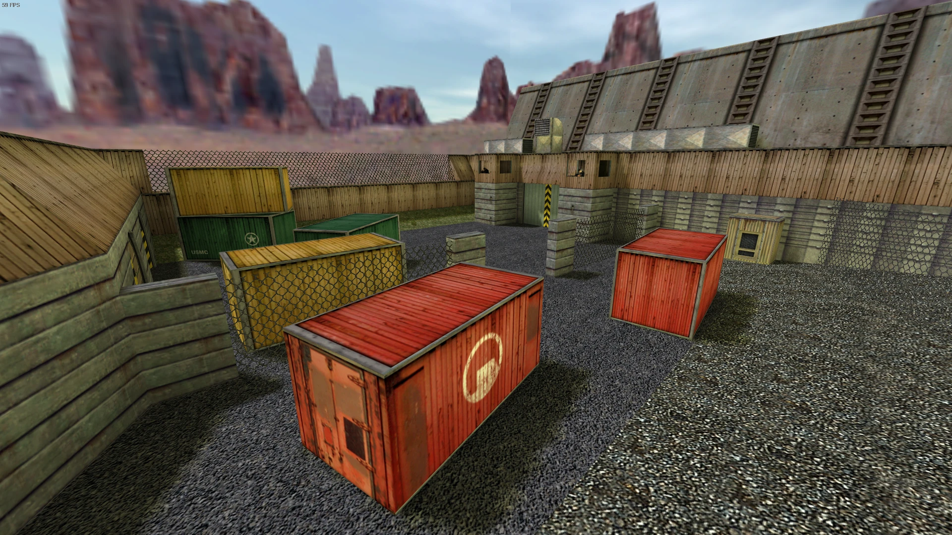Captura del mod Half-Life Sudden Invasion mostrando un patio industrial con contenedores