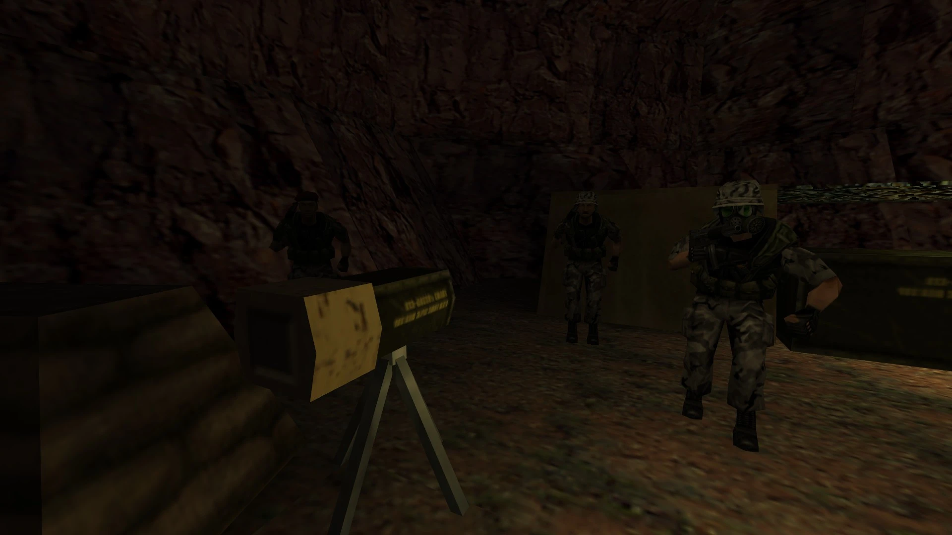 Tres soldados con uniforme de camuflaje dentro de una cueva rocosa con un lanzacohetes montado