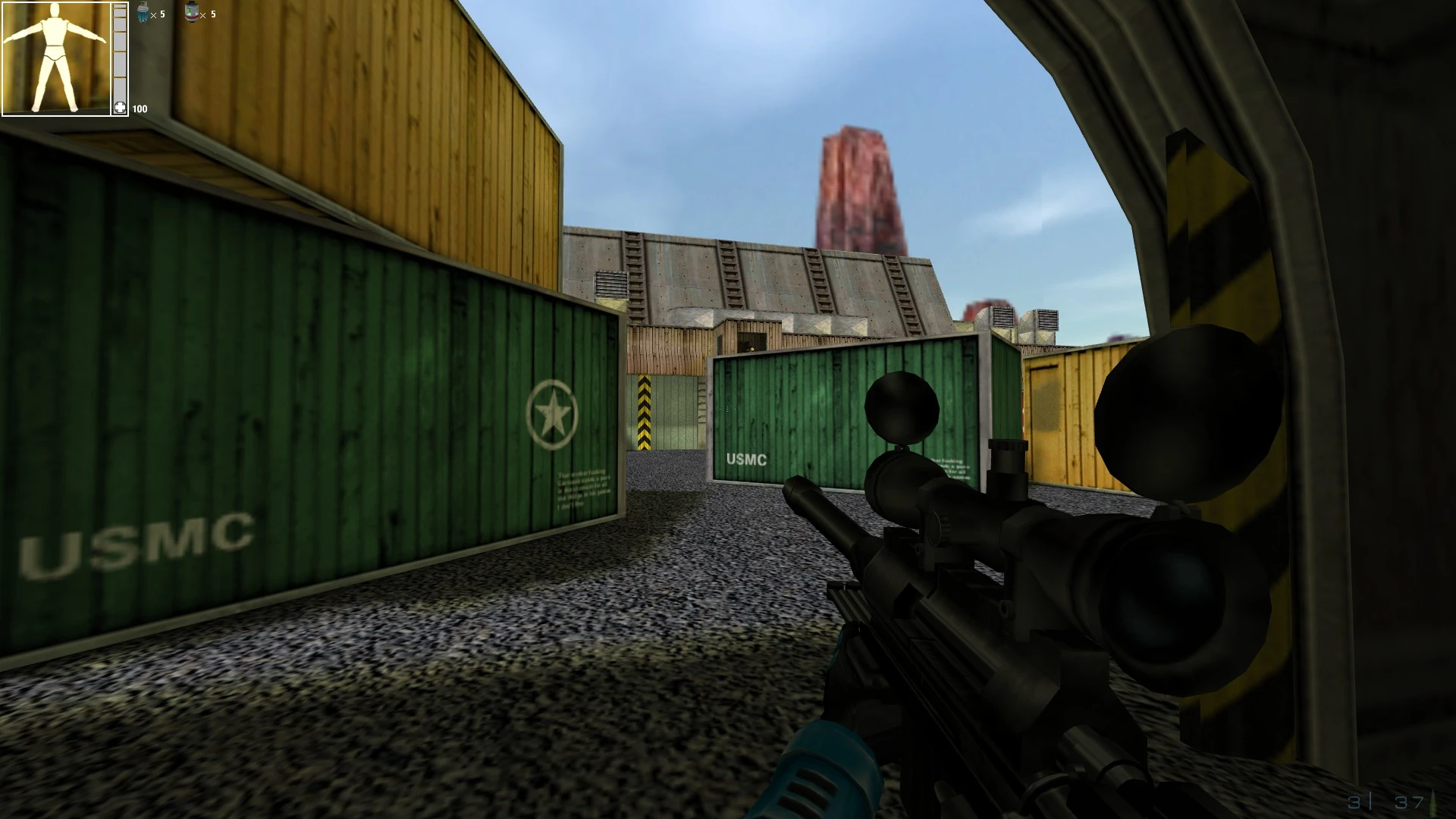 Vista en primera persona sosteniendo un francotirador junto a contenedores verdes y amarillos de USMC en el mod Half-Life Sudden Invasion