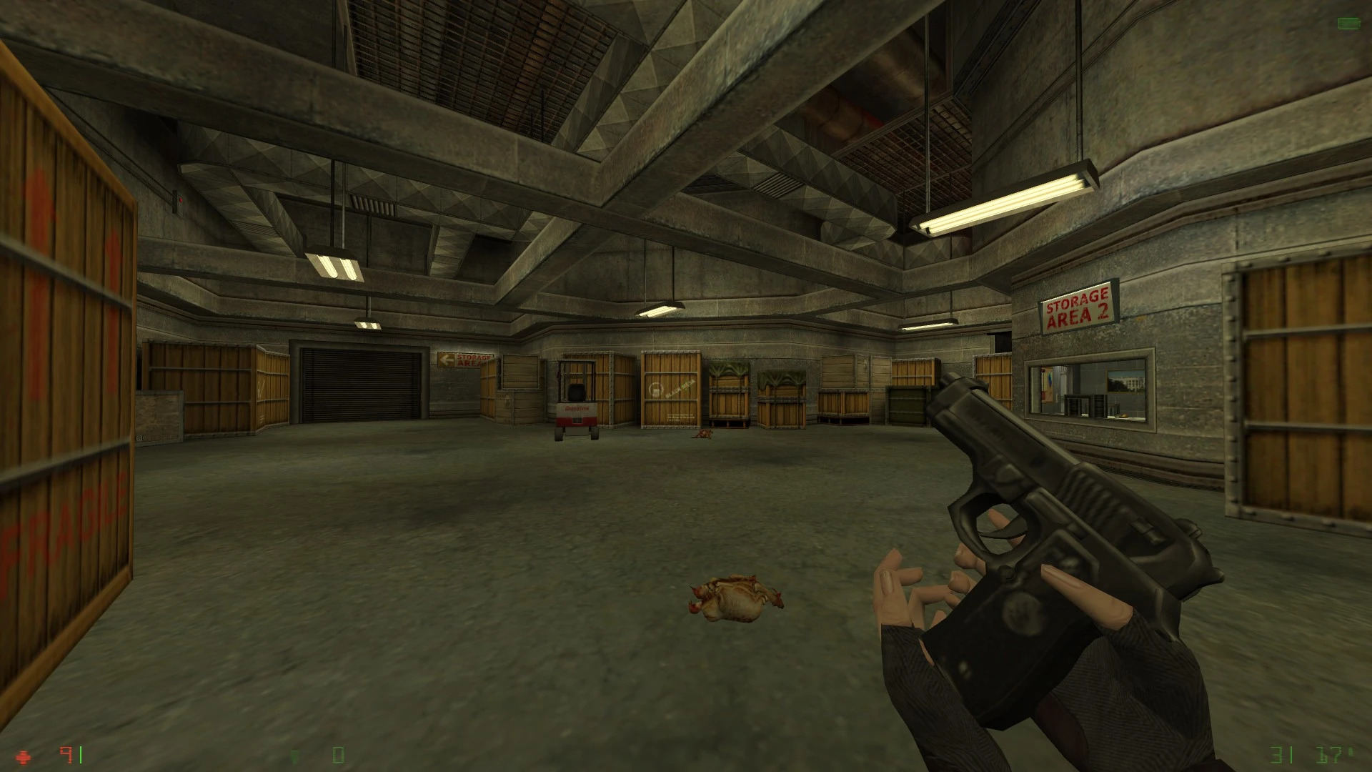 Ego-Perspektive im Half-Life: Sum Mod mit Lagerhalle voller Kisten, Pistole in der Hand und Lagerbereichsschildern