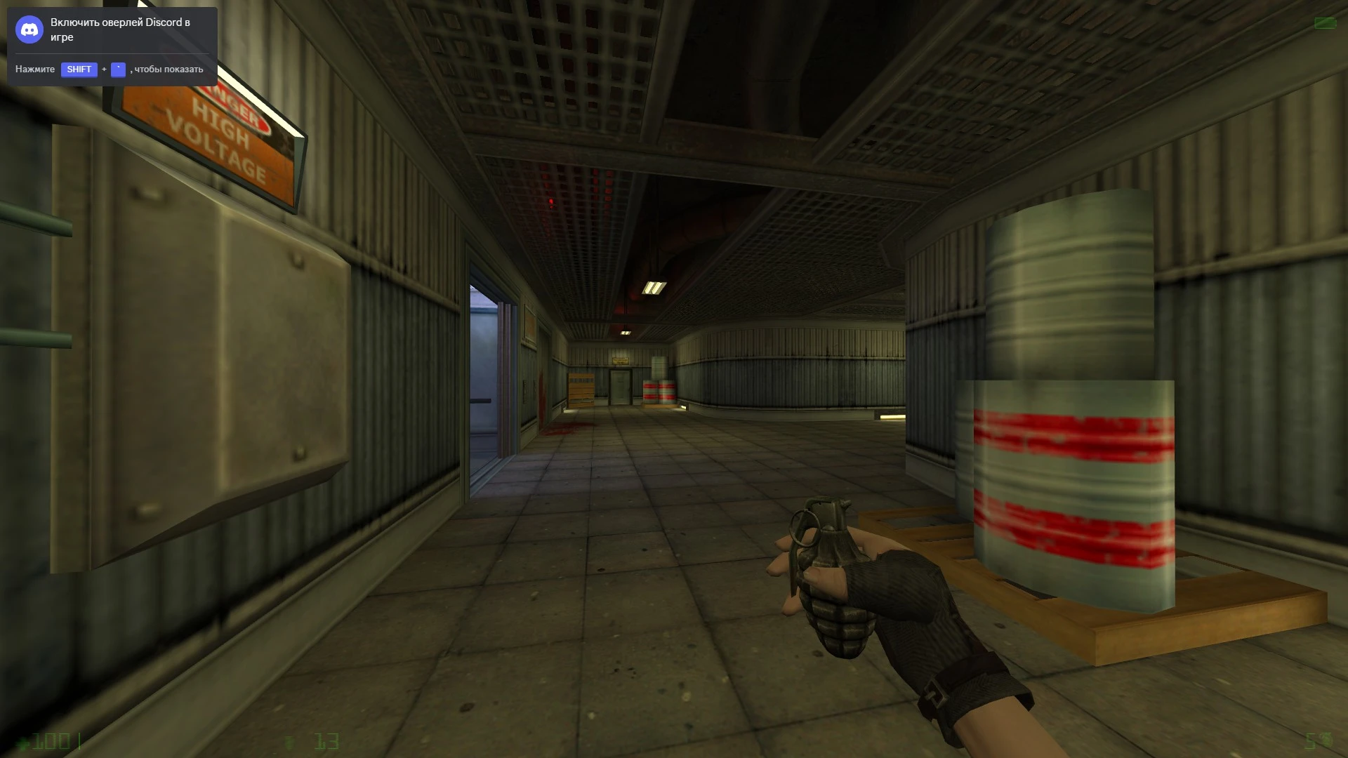 Spieler hält eine Granate in einem Industrieflur mit Warnschildern im Half-Life Sum Mod