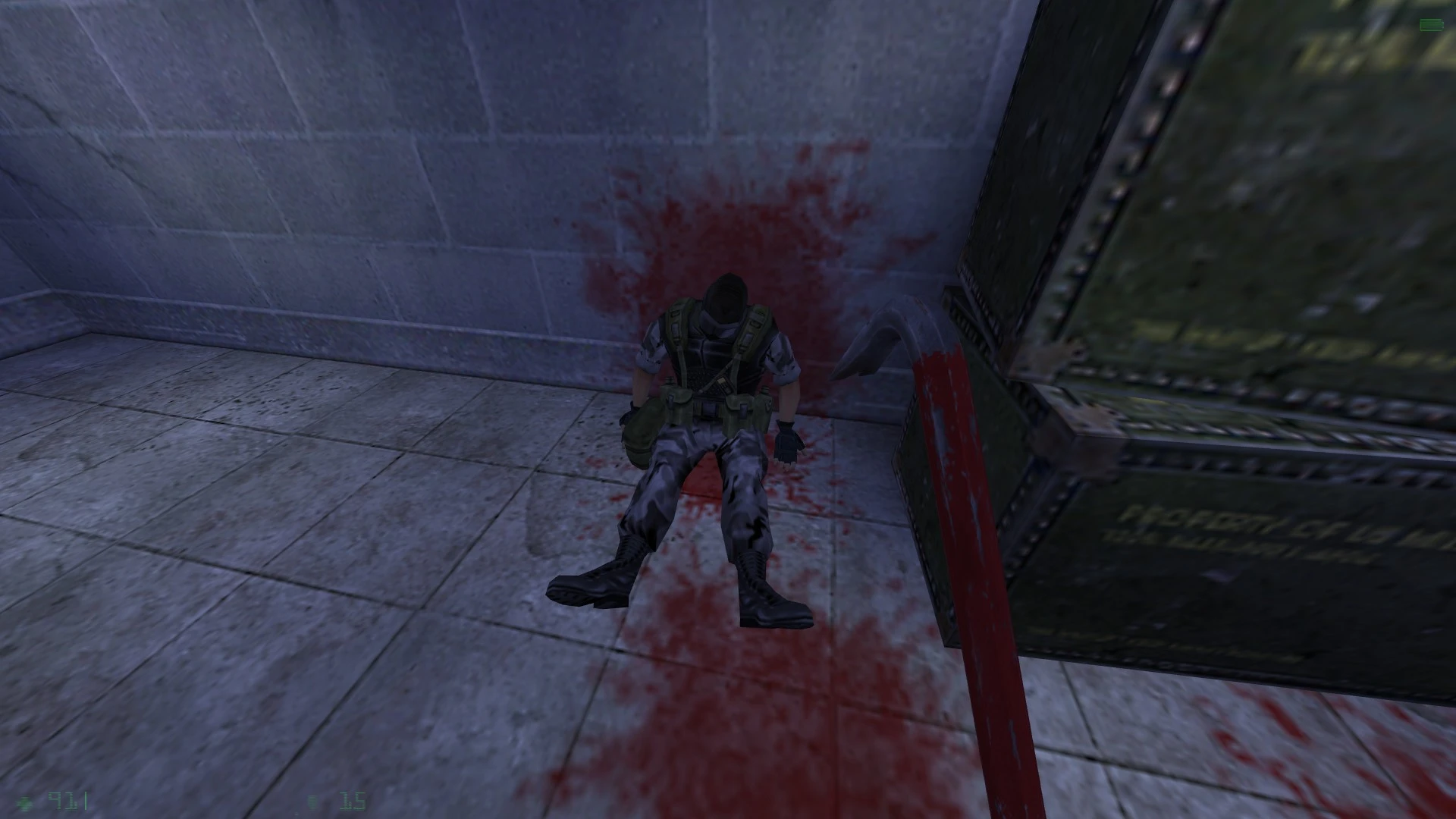 Toter Soldat lehnt an der Wand mit Blutspuren und blutiger Brechstange neben Metallkisten im Half-Life Mod Sum