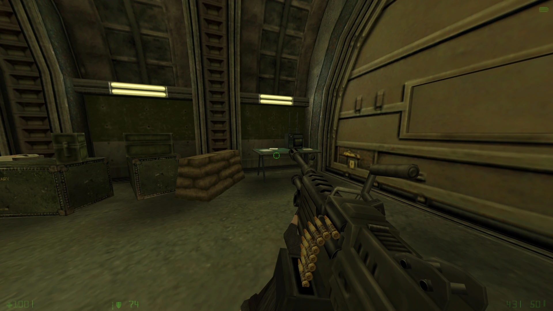 Erste-Person-Ansicht im Half-Life: Sum Mod zeigt ein Maschinengewehr in einem unterirdischen Bunker