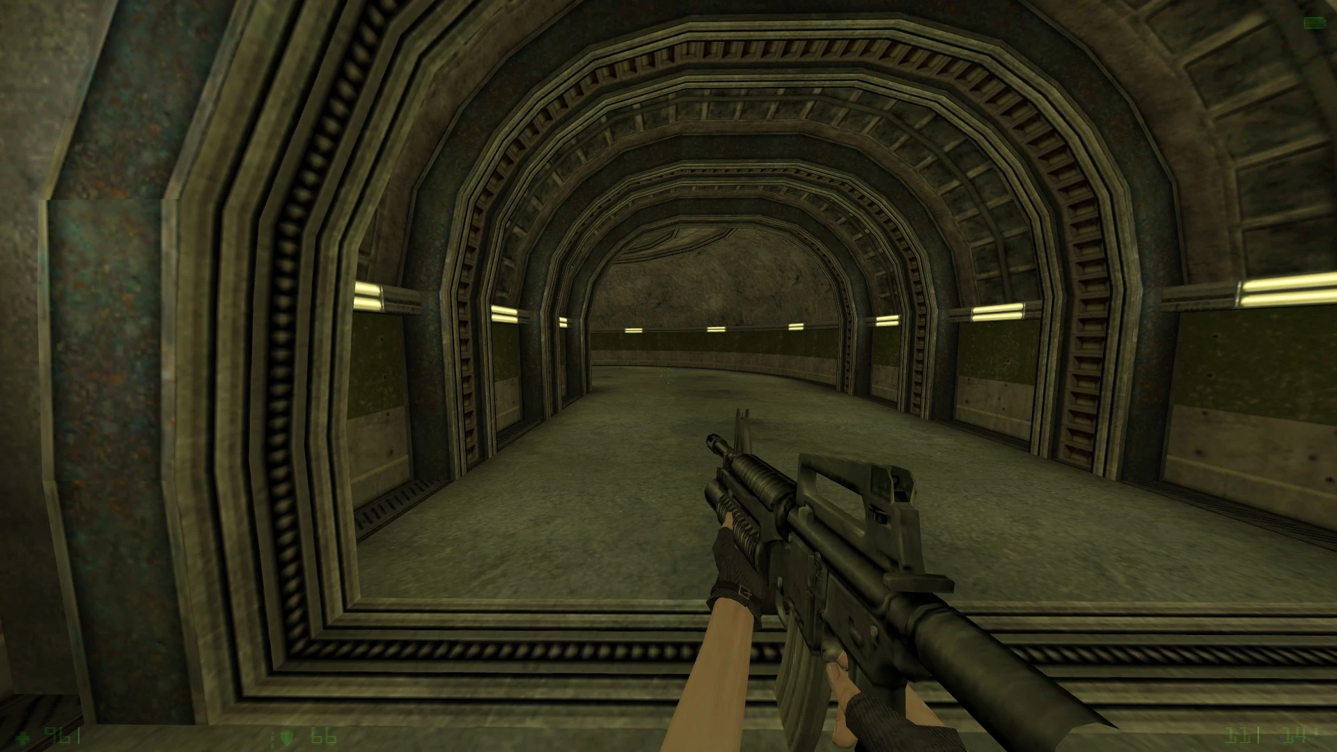 Erste-Person-Sicht des Spielers mit Sturmgewehr in einem gebogenen industriellen Tunnel im Half-Life-Mod Sum